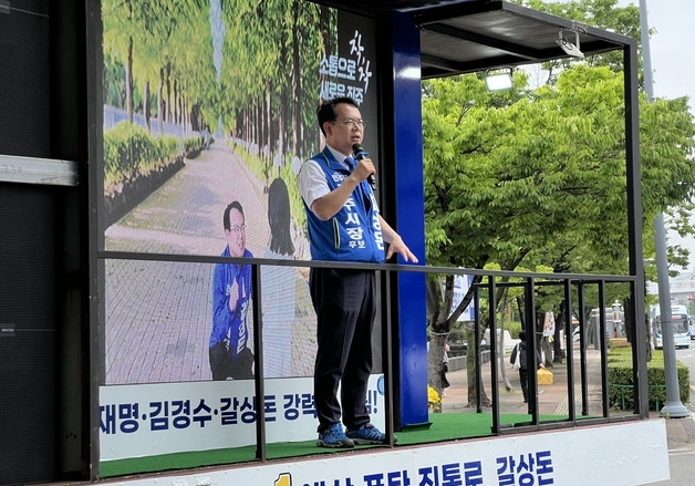 진주시장 후보들, 출정식·출근 인사로 선거 운동 돌입