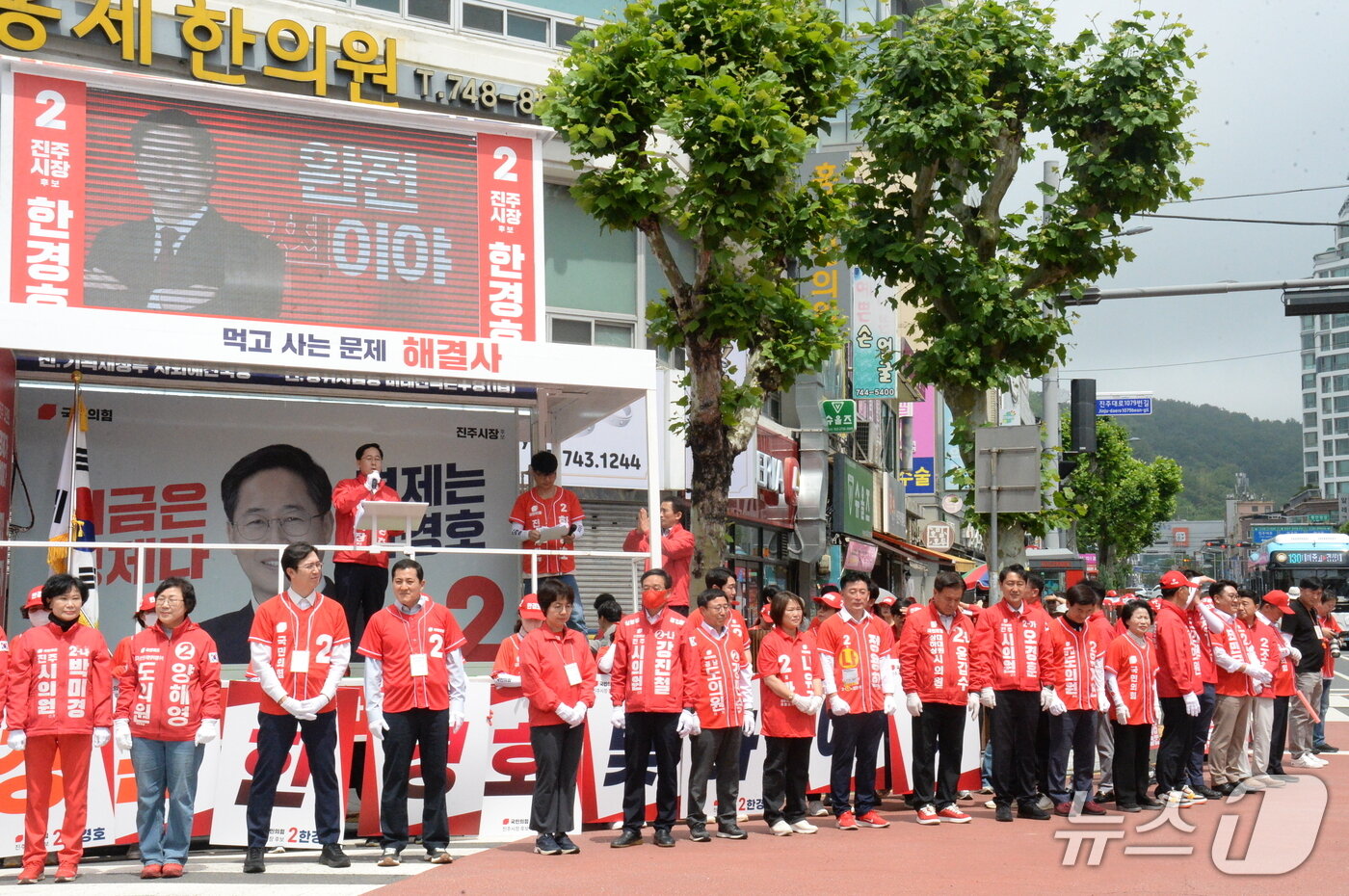 본문 이미지 - 한경호 국민의힘 진주시장 후보가 21일 진주 광미사거리에서 출정식 연설을 하고 있다. 2026.5.21/뉴스1 한송학기자