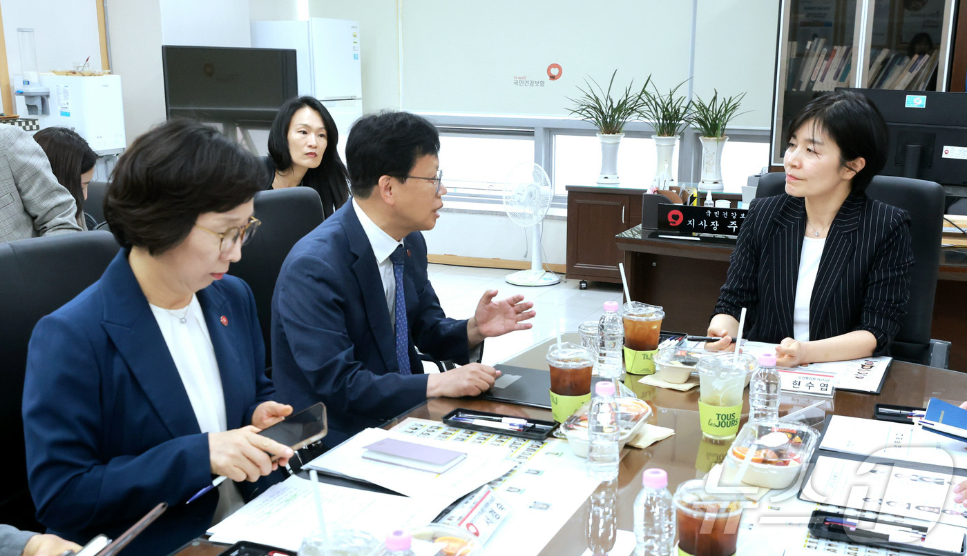 (서울=뉴스1) = 현수엽 보건복지부 제1차관이 21일 오후 국민건강보험공단 화성지사를 방문해 관계자들과 고유가 피해지원금 2차 지급 관련 현장 방문을 하고 있다. (보건복지부 제 …