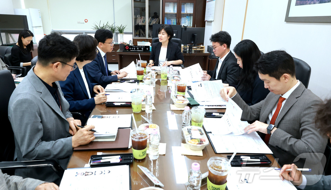 (서울=뉴스1) = 현수엽 보건복지부 제1차관이 21일 오후 국민건강보험공단 화성지사를 방문해 관계자들과 고유가 피해지원금 2차 지급 관련 현장 방문을 하고 있다. (보건복지부 제 …