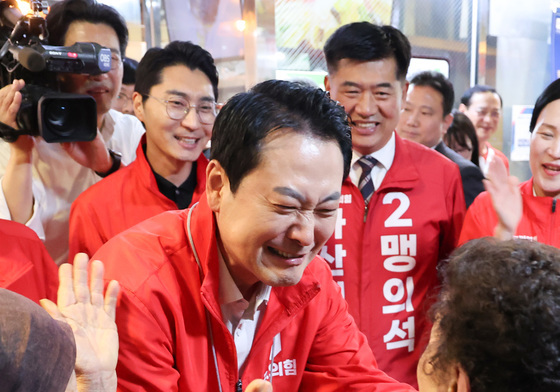 상인들 지지에 미소짓는 장동혁 대표