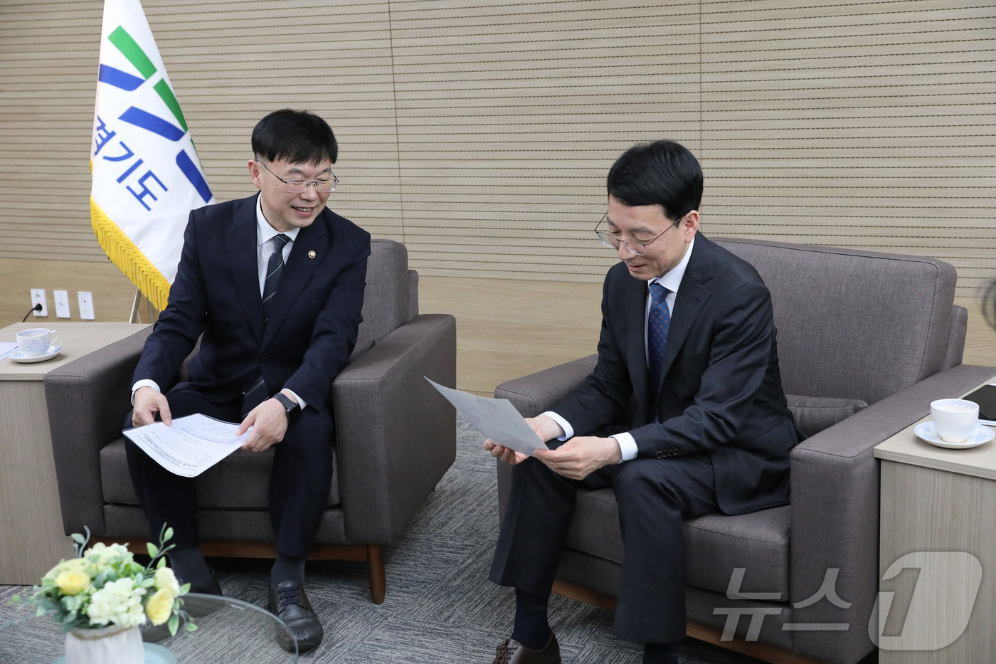 (서울=뉴스1) = 안형준 국가데이터처장이 21일 경기도 수원시 경기도청 부지사실에서 김성중 경기도 행정1부지사에게 '2025년 기준 경제총조사의 원활한 진행을 위한 협조를 당부하 …