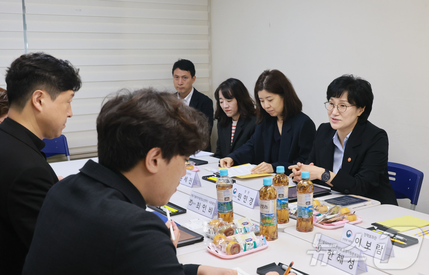 (서울=뉴스1) = 원민경 성평등가족부 장관이 21일 오전 인천 부평구 별바라기 청소년자립지원관을 방문해 운영현황과 건의사항을 청취하고 있다. (성평등가족부 제공. 재판매 및 DB …