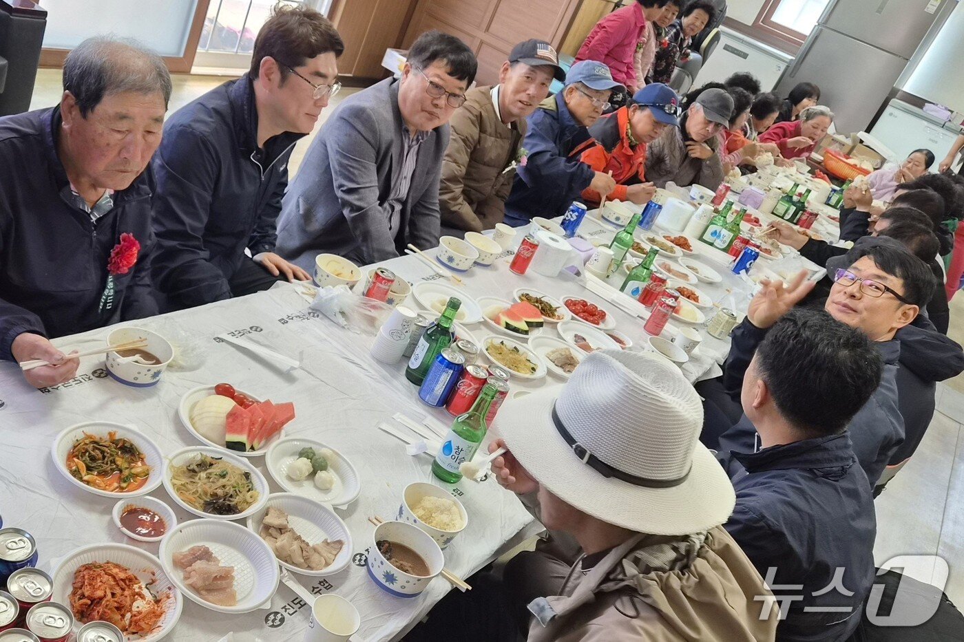 본문 이미지 -   지난 8일 어버이날을 맞아 동육 마을 주민들이 한데 모여 잔치를 벌이고 있다. (동육마을이장 조옥순 씨 제공, 재판매 및 DB금지)/뉴스1