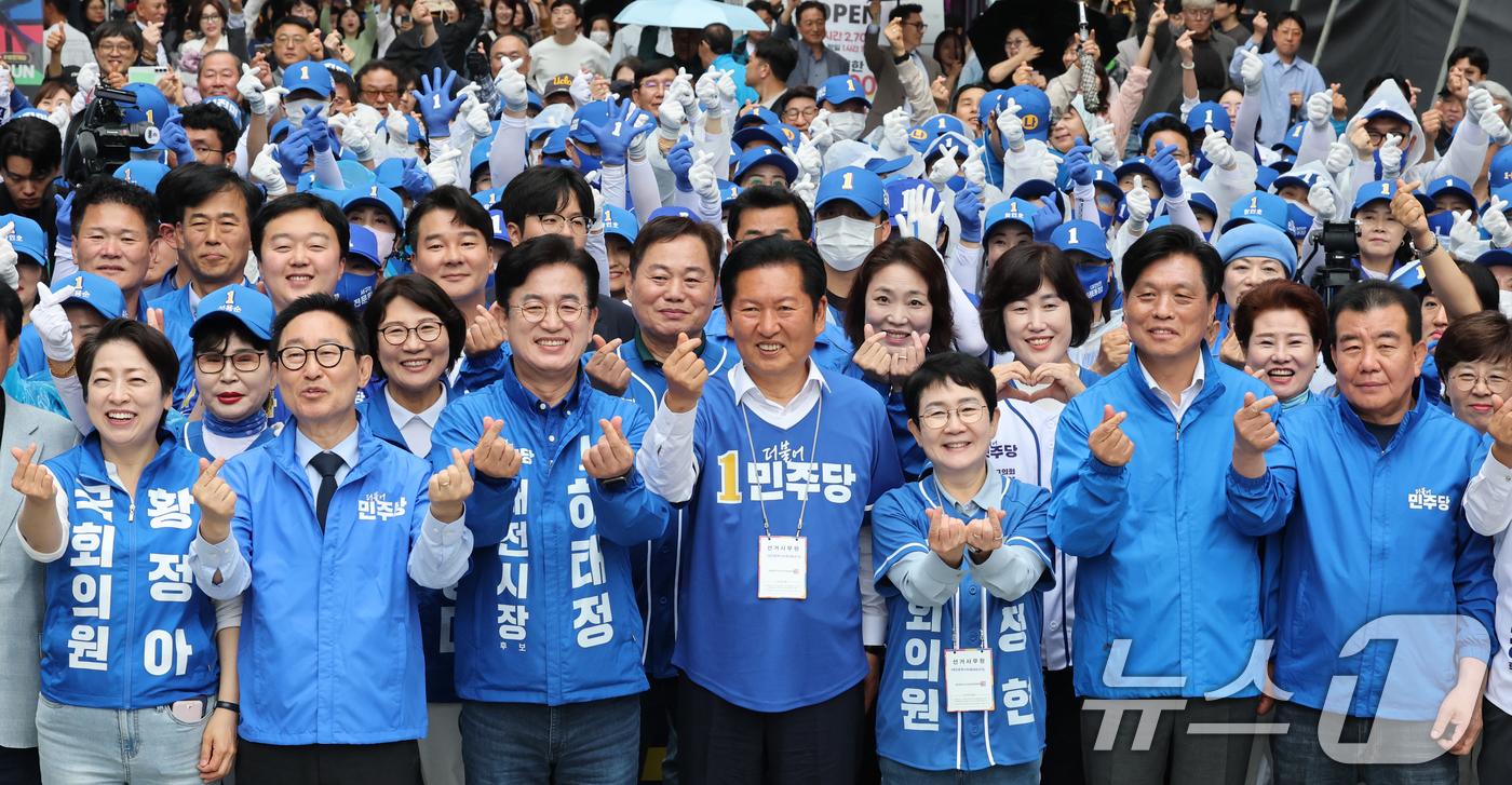 (대전=뉴스1) 김기태 기자 = 정청래 더불어민주당 대표가 6.3 지방선거 공식 선거운동 첫 날인 21일 대전 중구 으능정이 문화거리에서 열린 지방선거 출정식에서 허태정 대전시장 …