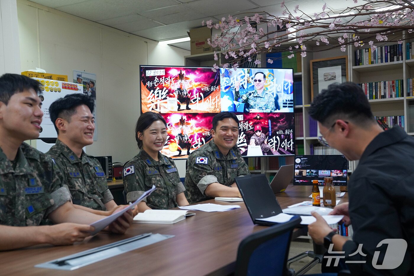 본문 이미지 - 뉴스1은 지난 20일 충남 계룡 공군본부를 직접 찾아가 손석락 공군참모총장을 소재로 유튜브 영상을 제작한 미디어콘텐츠과 장병들을 만나 인터뷰했다. 왼쪽부터 박서완 병장, 백진현 상사(진급 예정), 이슬 중위, 김세현 미디어콘텐츠과장(중령) 2026.5.20./ⓒ 뉴스1(공군 제공)