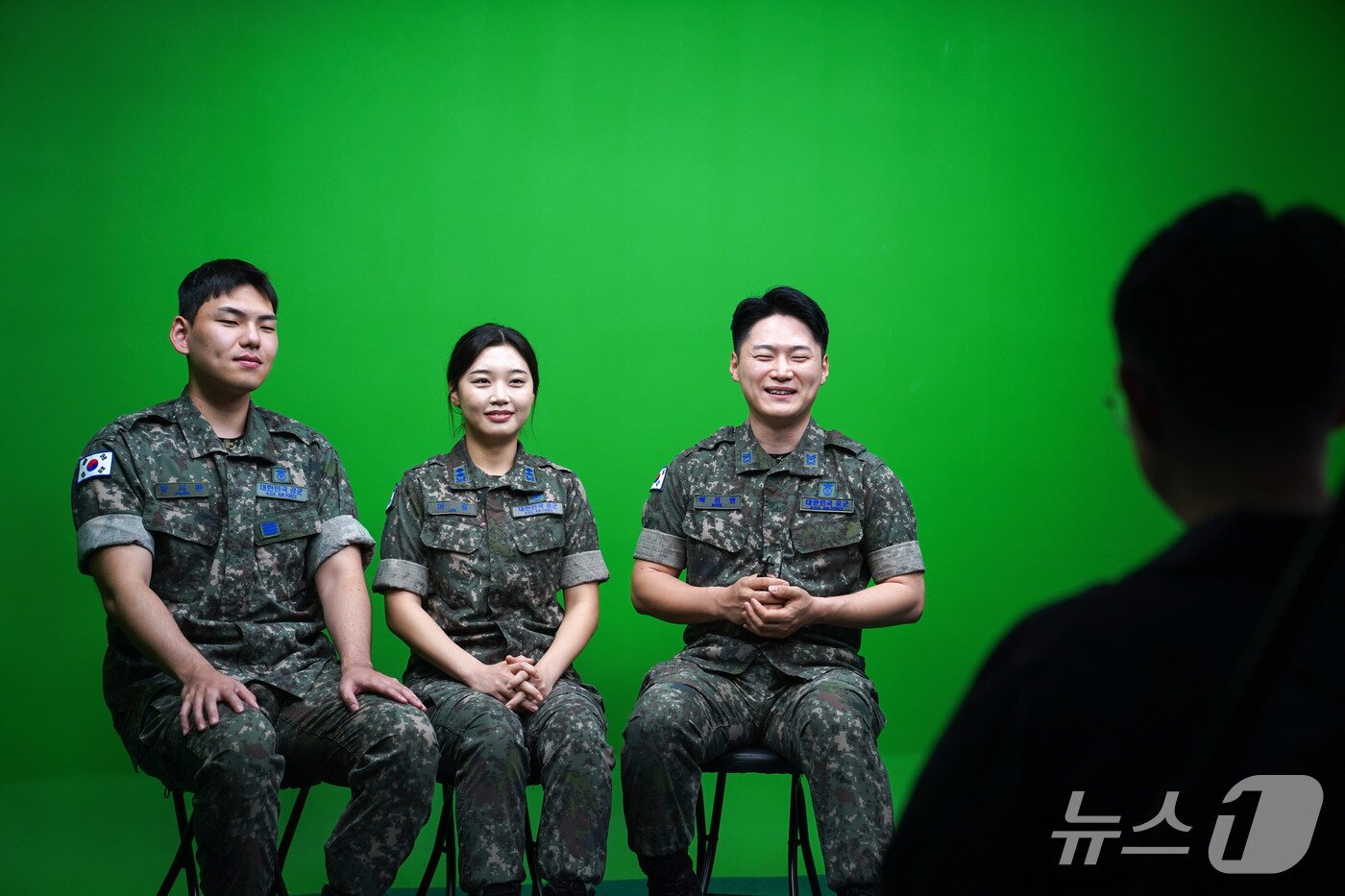 본문 이미지 - 손석락 공군참모총장을 소재로 유튜브 영상을 제작한 박서완 병장(왼쪽부터), 이슬 중위, 백진현 상사(진)가 지난 20일 뉴스1과 인터뷰 영상 녹화를 하는 모습. 2026.5.20./ⓒ 뉴스1(공군 제공)