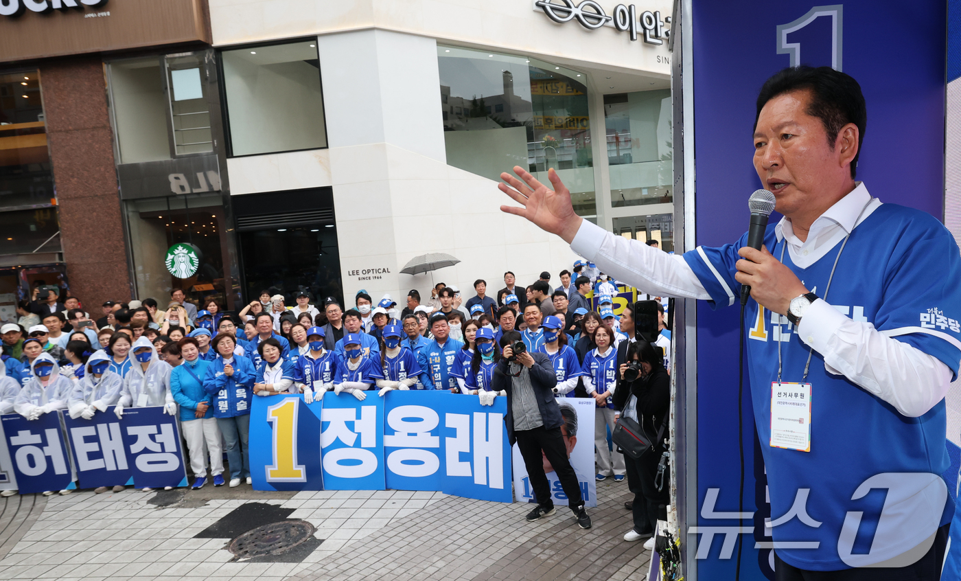 (대전=뉴스1) 김기태 기자 = 정청래 더불어민주당 대표가 6.3 지방선거 공식 선거운동 첫 날인 21일 대전 중구 으능정이 문화거리에서 열린 지방선거 출정식에서 허태정 대전시장 …