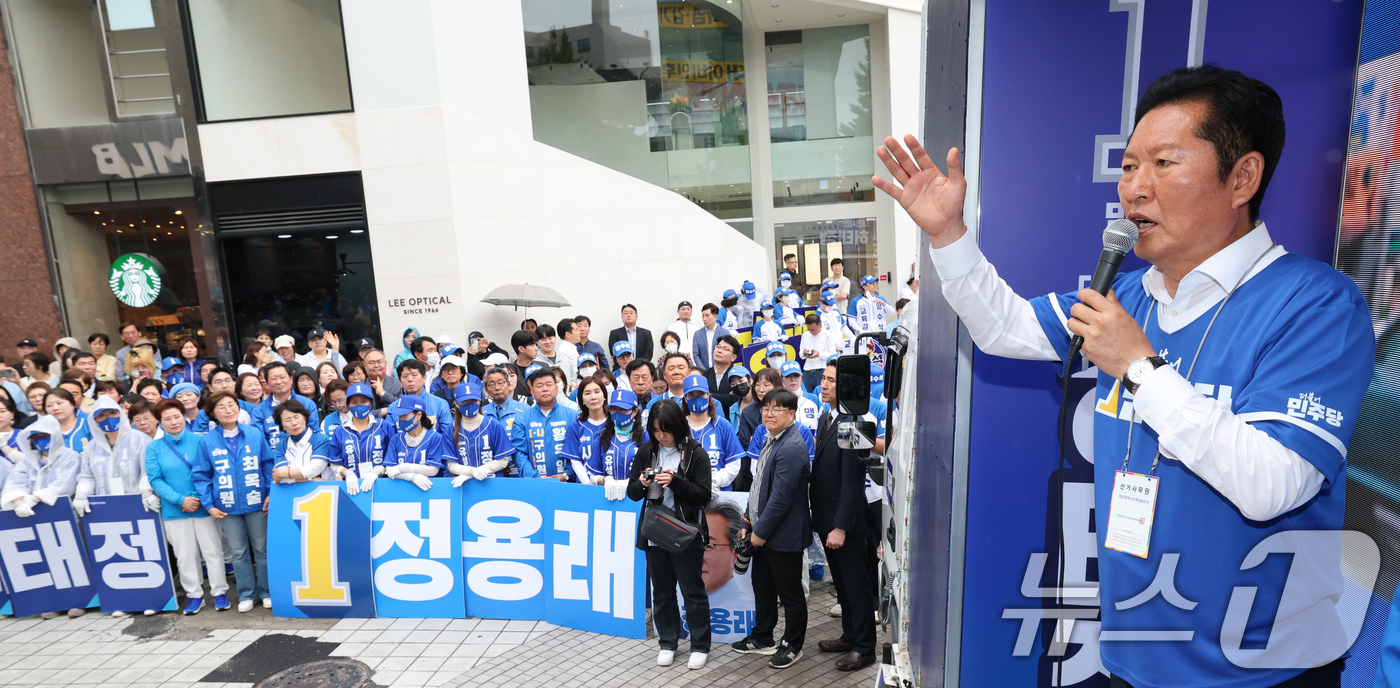 (대전=뉴스1) 김기태 기자 = 정청래 더불어민주당 대표가 6.3 지방선거 공식 선거운동 첫 날인 21일 대전 중구 으능정이 문화거리에서 열린 지방선거 출정식에서 허태정 대전시장 …