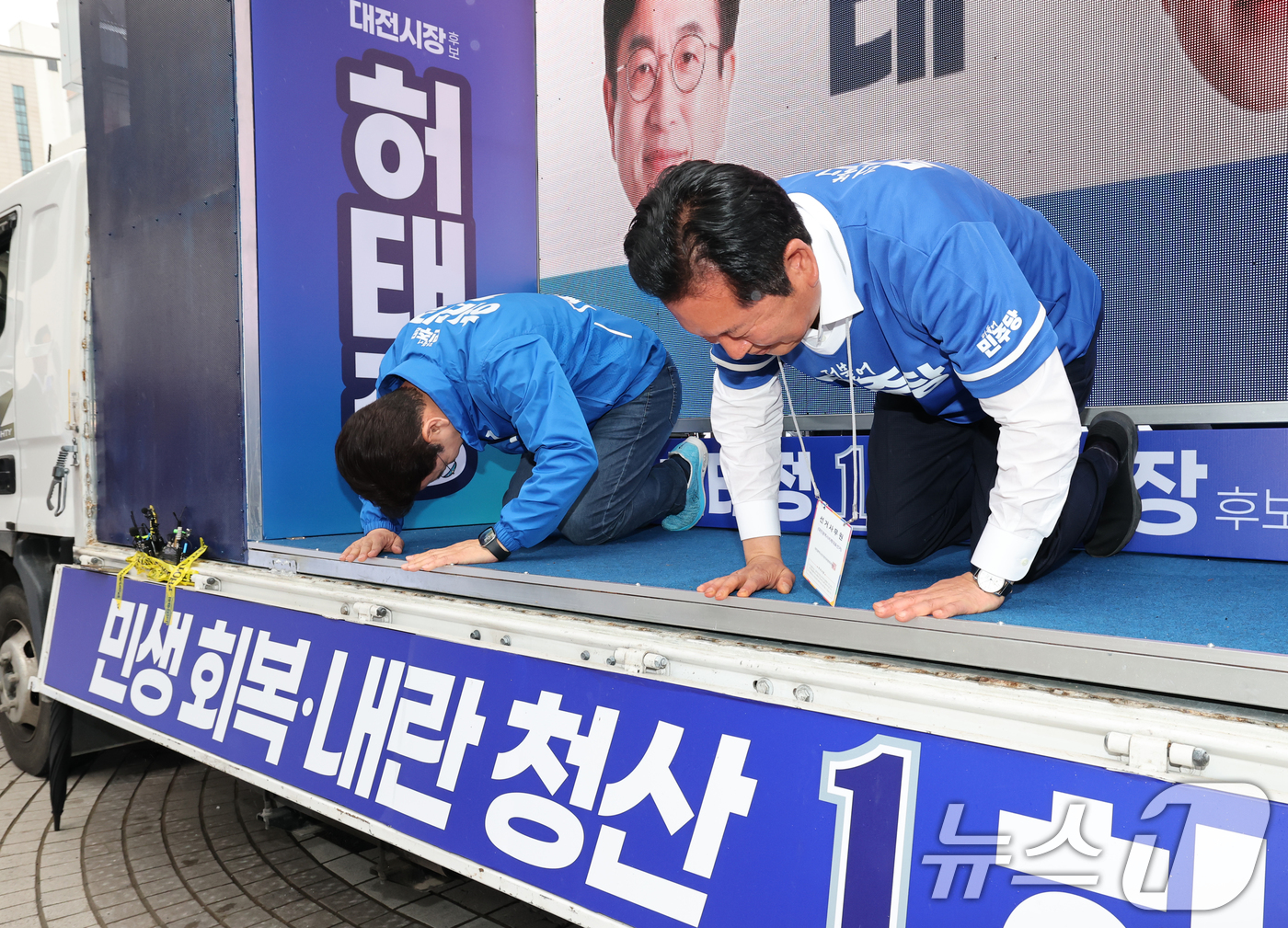 (대전=뉴스1) 김기태 기자 = 정청래 더불어민주당 대표가 6.3 지방선거 공식 선거운동 첫 날인 21일 대전 중구 으능정이 문화거리에서 열린 지방선거 출정식에서 허태정 대전시장 …