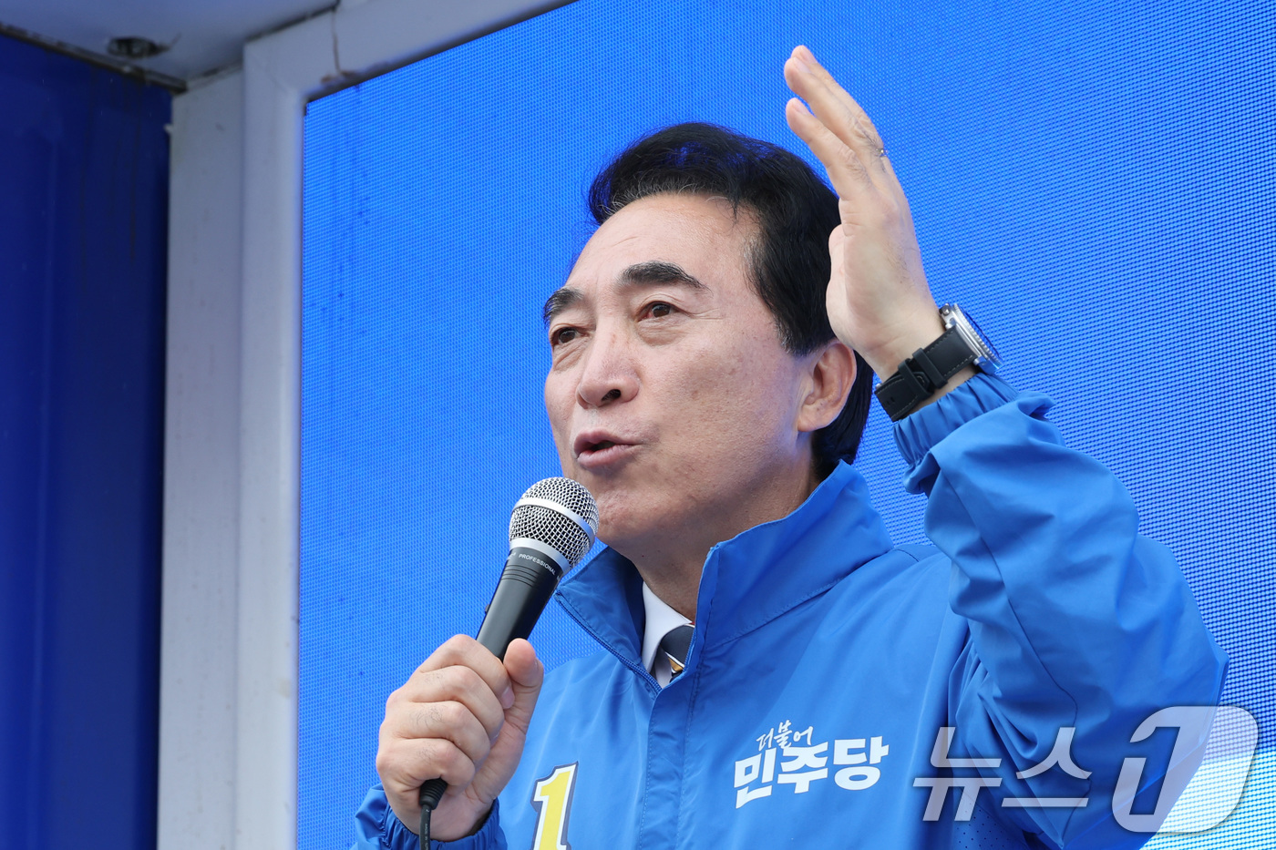 (공주=뉴스1) 신웅수 기자 = 박수현 더불어민주당 충남도지사 후보가 6·3 지방선거 공식 선거운동이 시작된 21일 충남 공주시 공주산성시장을 찾아 시민들에게 지지를 호소하고 있다 …
