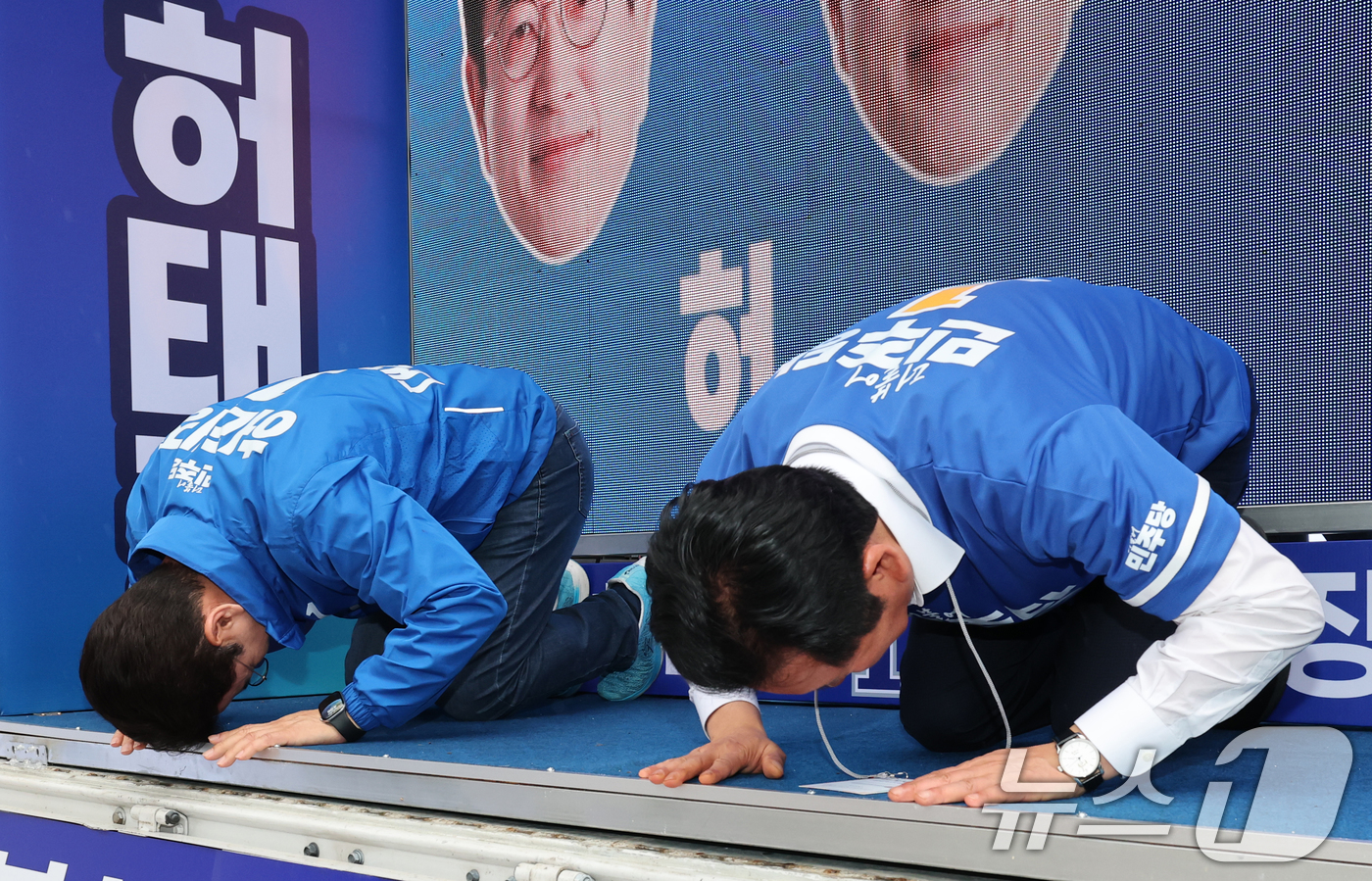 (대전=뉴스1) 김기태 기자 = 정청래 더불어민주당 대표가 6.3 지방선거 공식 선거운동 첫 날인 21일 대전 중구 으능정이 문화거리에서 열린 지방선거 출정식에서 허태정 대전시장 …
