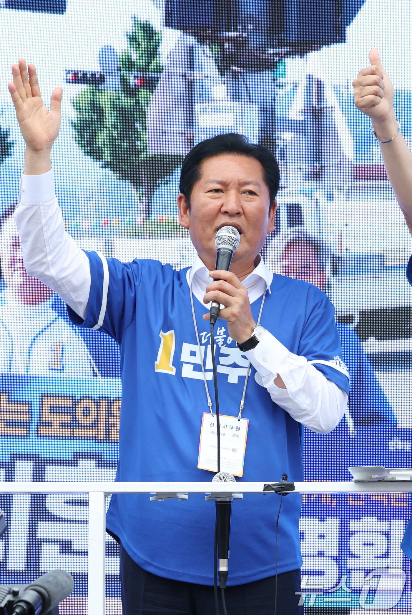 (공주=뉴스1) 신웅수 기자 = 정청래 더불어민주당 대표가 6·3 지방선거 공식 선거운동이 시작된 21일 충남 공주시 공주산성시장을 찾아 박수현 충남도지사 후보, 김영빈 충남 공주 …