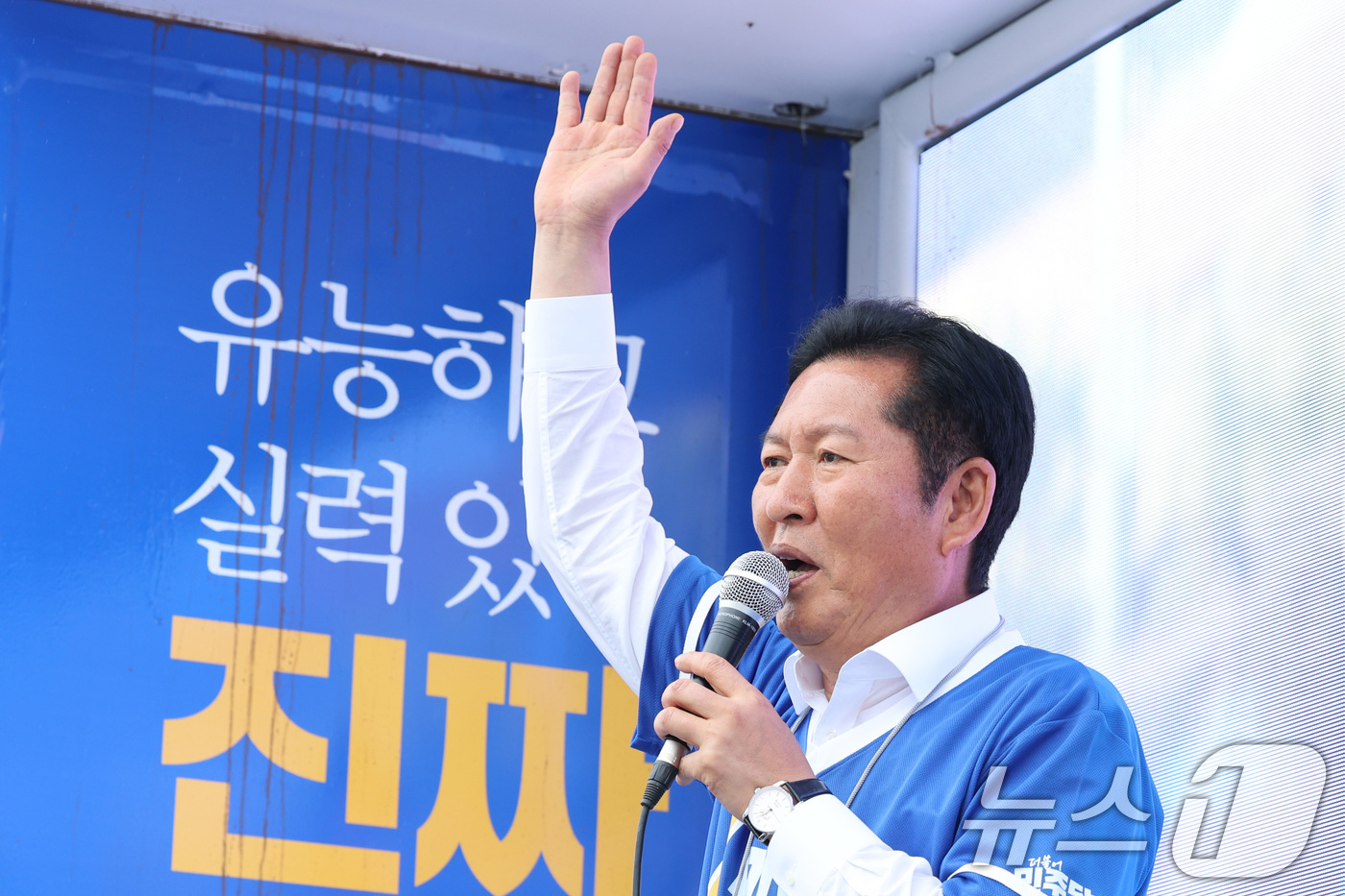 (공주=뉴스1) 신웅수 기자 = 정청래 더불어민주당 대표와 박수현 충남도지사 후보가 6·3 지방선거 공식 선거운동이 시작된 21일 충남 공주시 공주산성시장을 찾아 김영빈 충남 공주 …