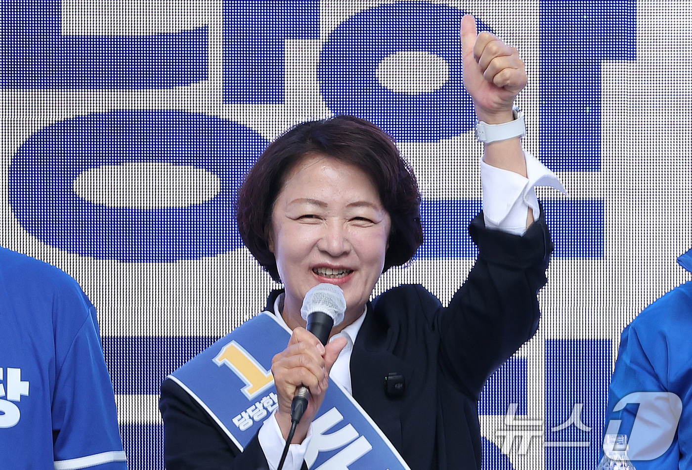 (성남=뉴스1) 신웅수 기자 = 추미애 더불어민주당 경기도지사 후보가 6·3 지방선거 공식 선거운동이 시작된 21일 경기 성남시 서현역을 찾아 시민들에게 지지를 호소하고 있다. 2 …