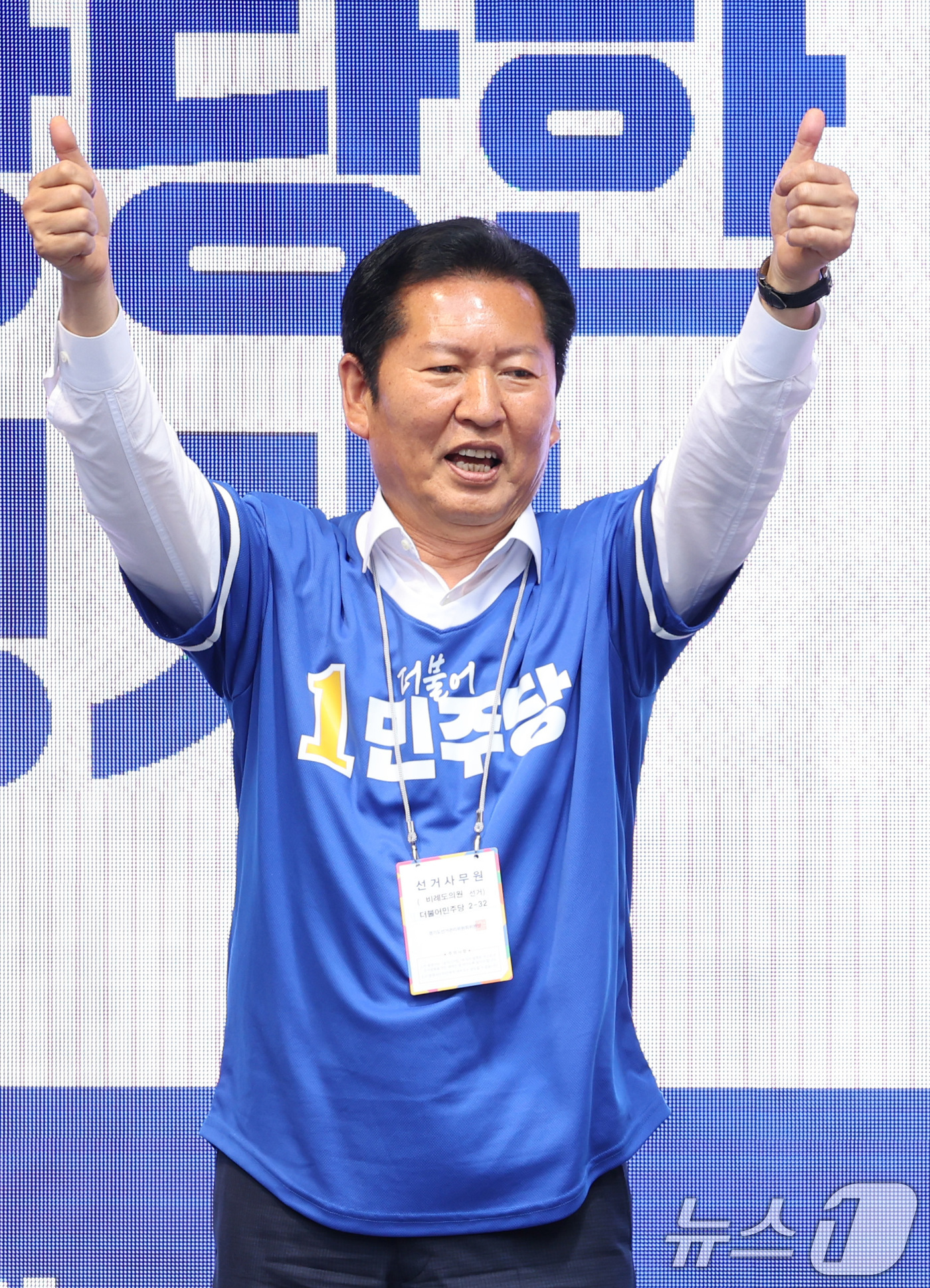 (성남=뉴스1) 신웅수 기자 = 정청래 더불어민주당 대표가 6·3 지방선거 공식 선거운동이 시작된 21일 경기 성남시 서현역을 찾아 추미애 경기도지사 후보, 김병욱 성남시장 후보 …