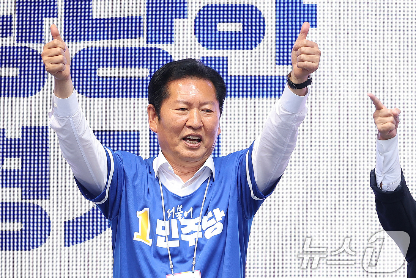 (성남=뉴스1) 신웅수 기자 = 정청래 더불어민주당 대표가 6·3 지방선거 공식 선거운동이 시작된 21일 경기 성남시 서현역을 찾아 추미애 경기도지사 후보, 김병욱 성남시장 후보 …