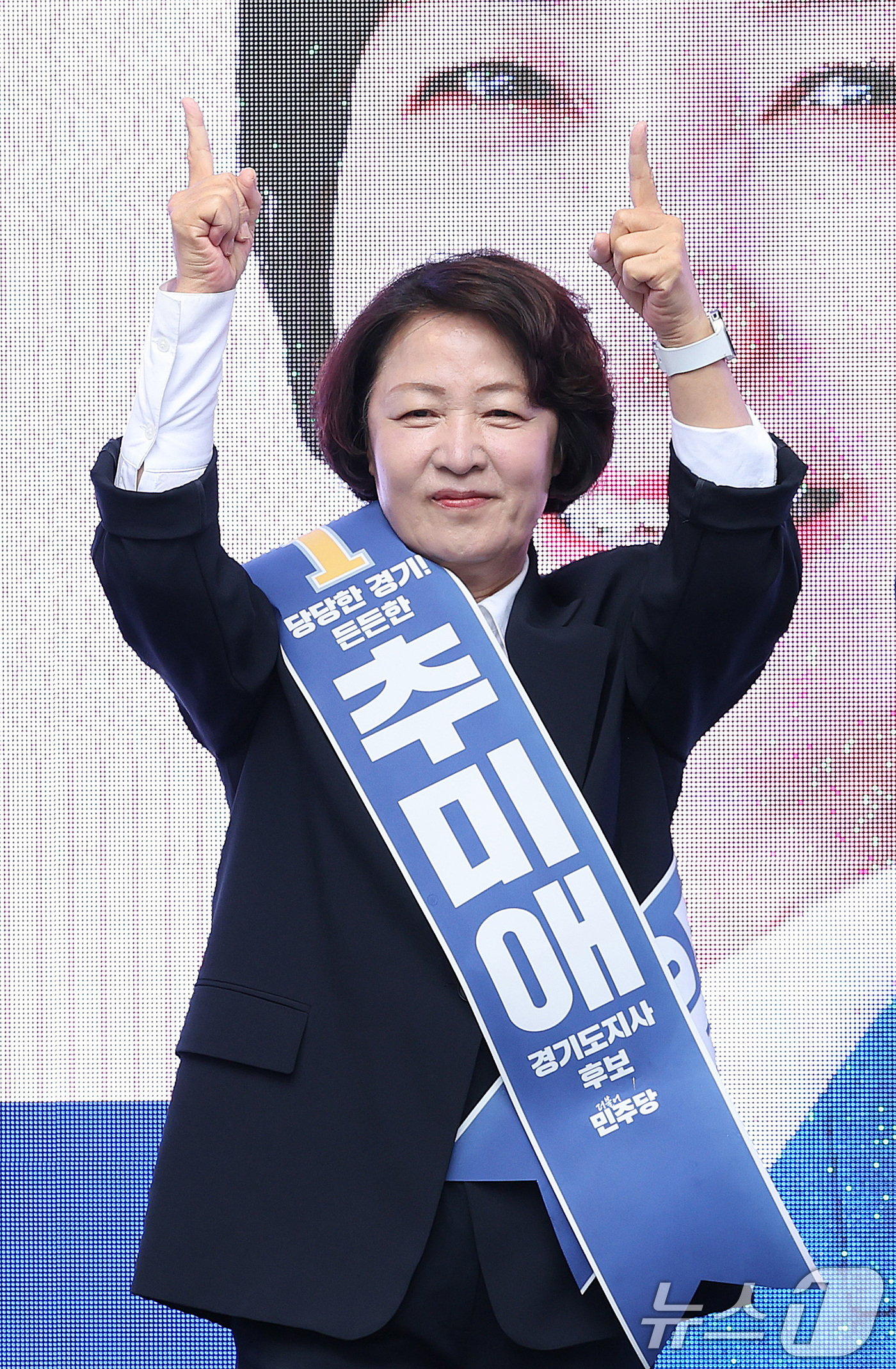 (성남=뉴스1) 신웅수 기자 = 추미애 더불어민주당 경기도지사 후보가 6·3 지방선거 공식 선거운동이 시작된 21일 경기 성남시 서현역을 찾아 시민들에게 지지를 호소하고 있다. 2 …