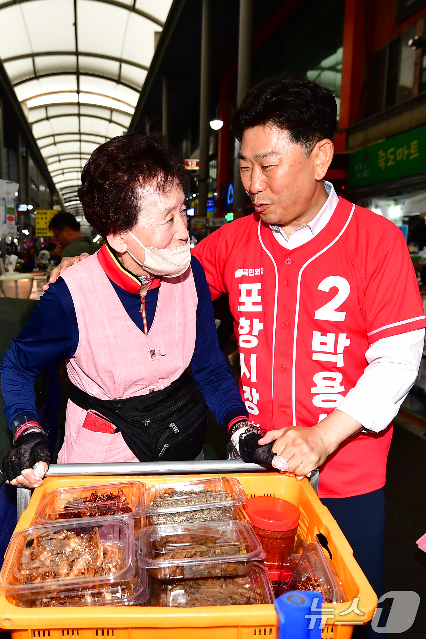 (포항=뉴스1) 최창호 기자 = 박용선 국민의힘 포항시장 후보가 21일 경북 포항 죽도시장에서 상인과 대화하고 있다. 2026.5.21/뉴스1