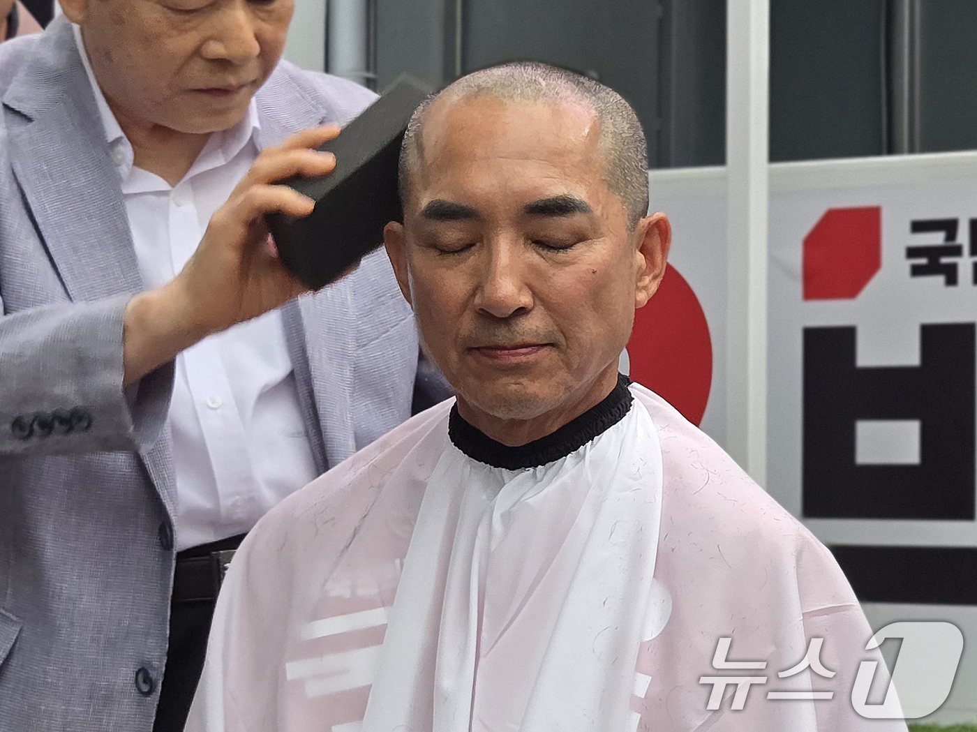 (부산=뉴스1) 손승환 기자 = 박민식 국민의힘 부산 북구갑 국회의원 후보가 6·3 지방선거 및 국회의원 재보궐선거 공식 선거운동 첫날인 21일 오후 부산 북구 구포시장 인근 쌈지 …