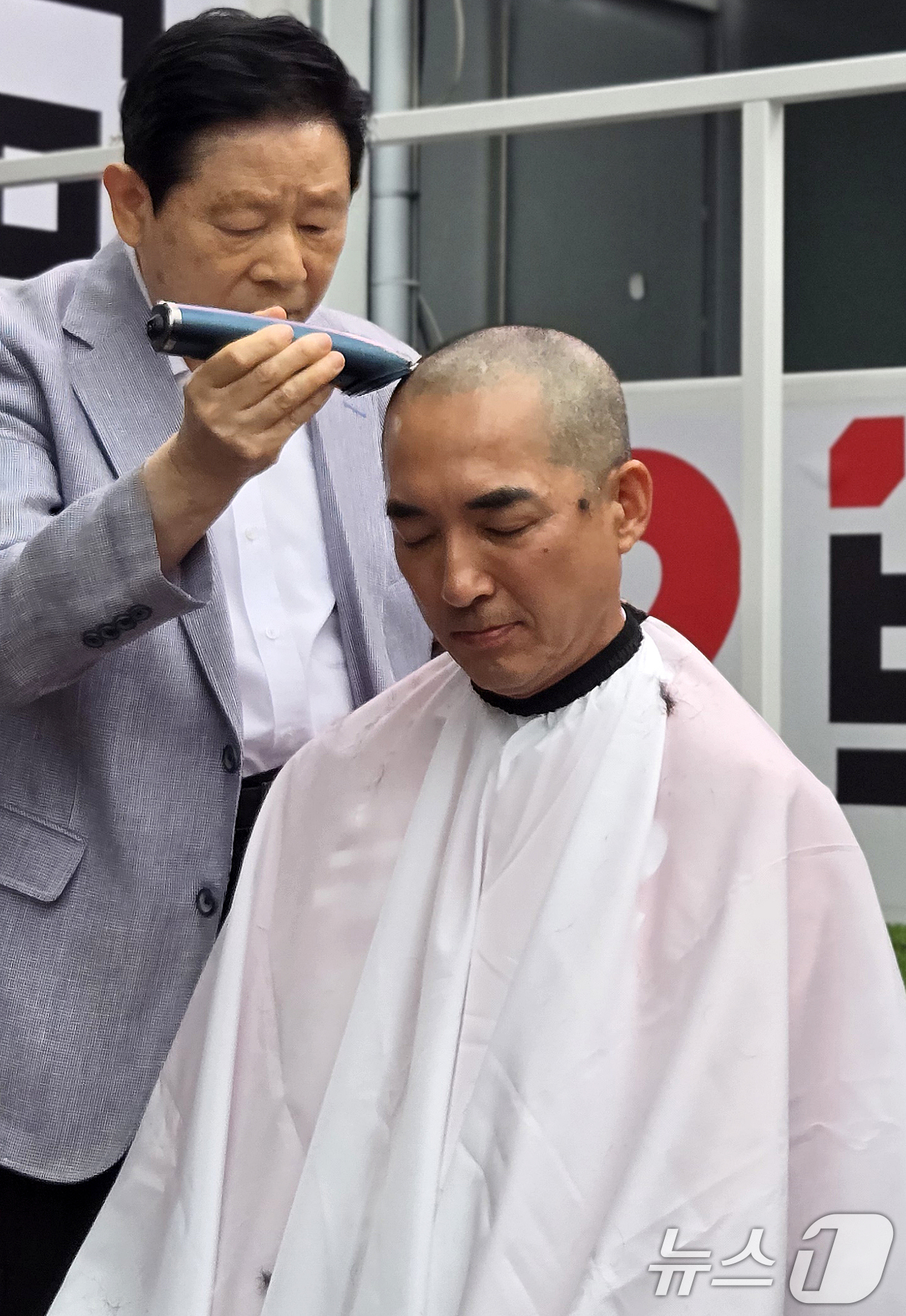 (부산=뉴스1) 손승환 = 박민식 국민의힘 부산 북구갑 국회의원 후보가 6·3 지방선거 및 국회의원 재보궐선거 공식 선거운동 첫날인 21일 오후 부산 북구 구포시장 인근 쌈지공원에 …