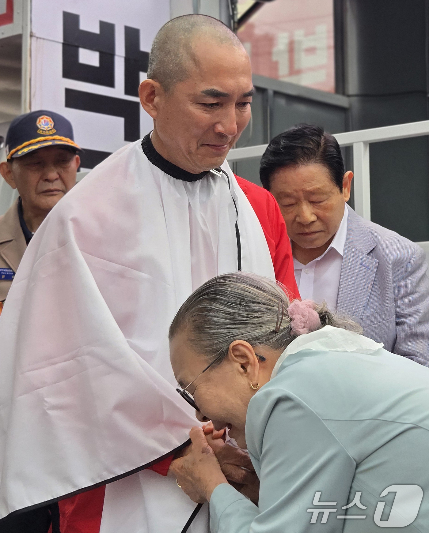 (부산=뉴스1) 손승환 기자 = 박민식 국민의힘 부산 북구갑 국회의원 보궐선거 후보가 6·3 지방선거 및 국회의원 재보궐선거 공식 선거운동 첫날인 21일 오후 부산 북구 구포시장 …