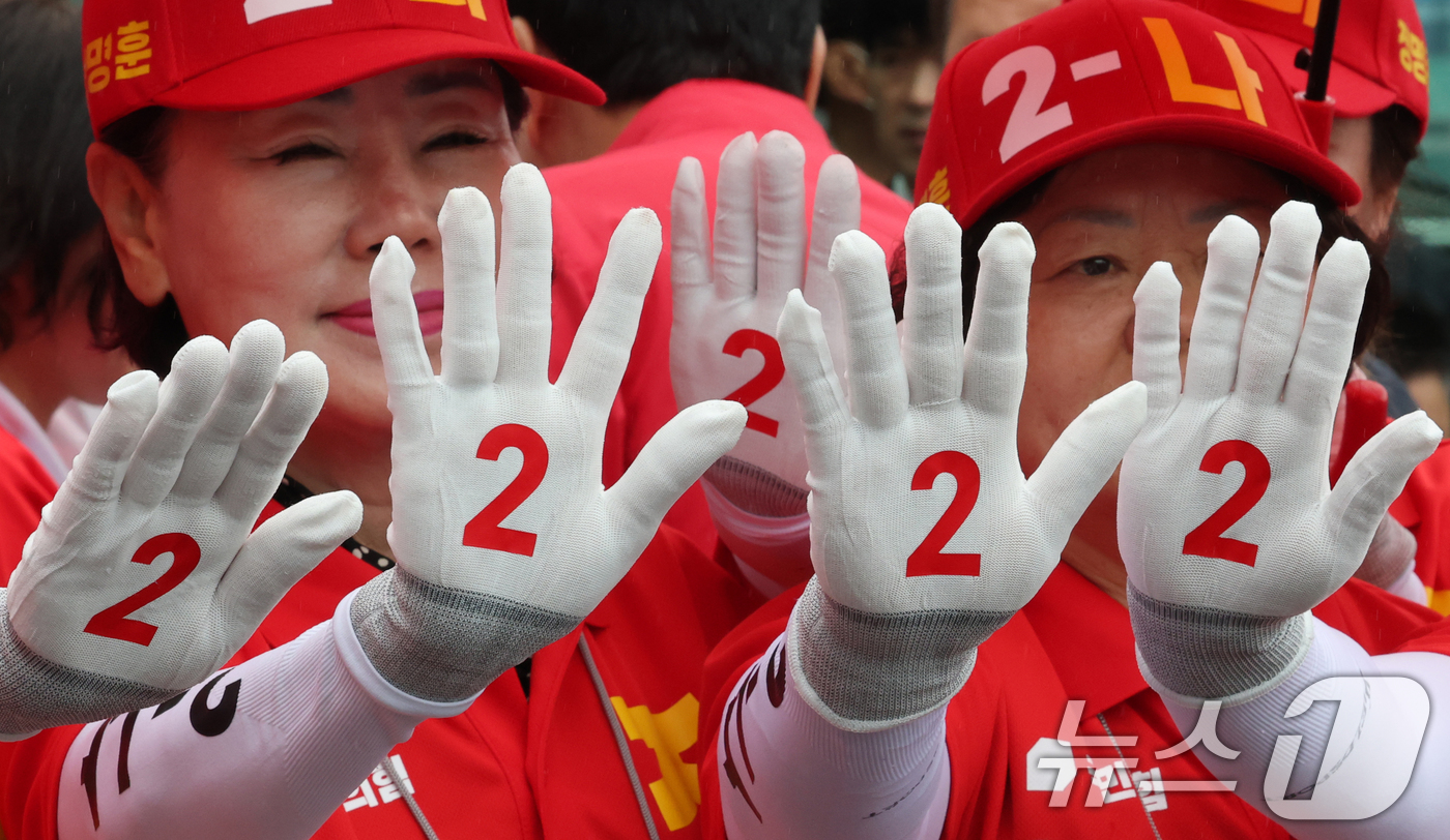 (대전=뉴스1) 김기태 기자 = 6.3 지방선거 공식 선거운동 첫 날인 21일 대전역 서광장에서 열린 국민의힘 승리 출정식에서 선거운동원들이 선거유세를 하고 있다. 2026.5.2 …