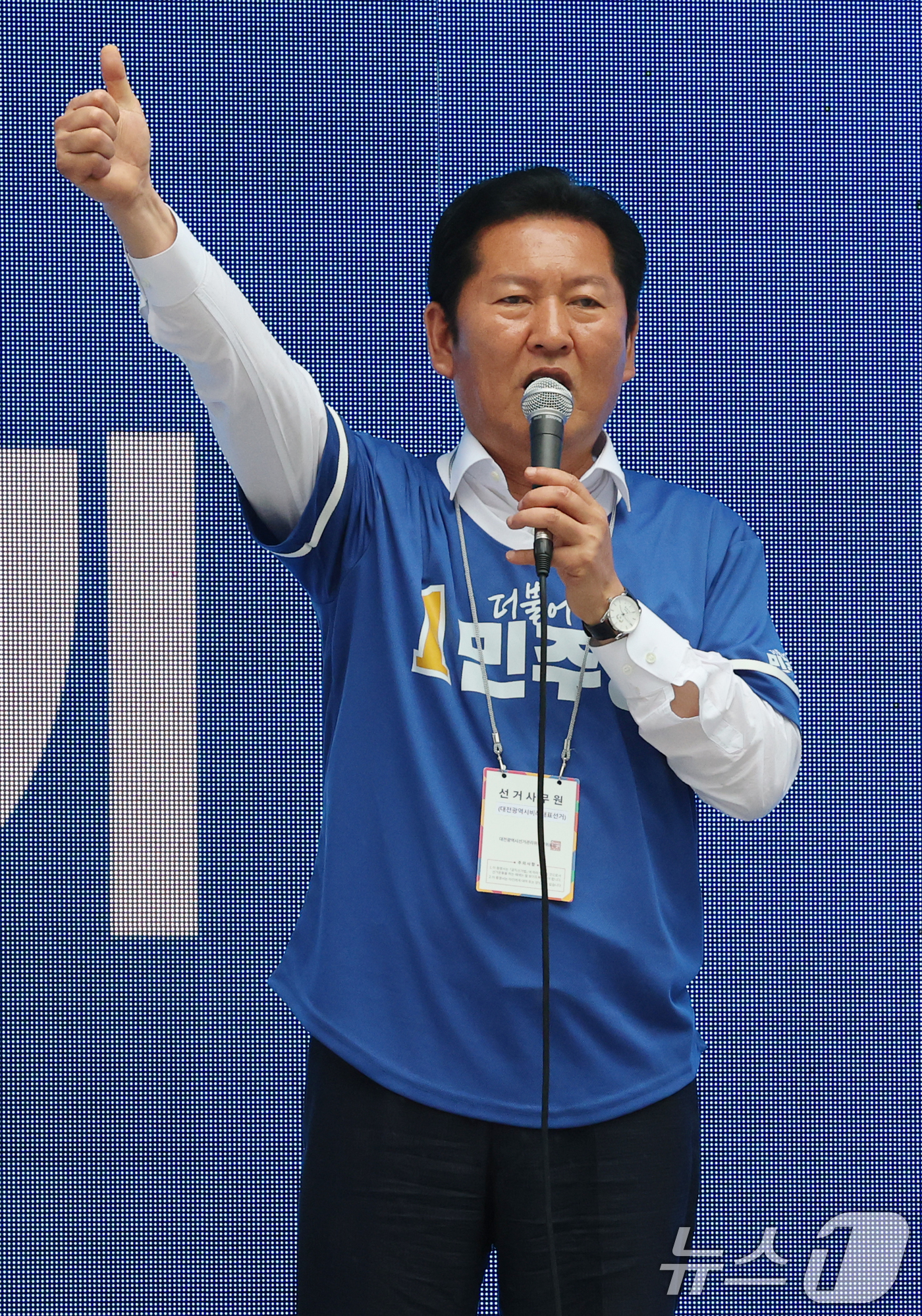 (대전=뉴스1) 김기태 기자 = 정청래 더불어민주당 대표가 6.3 지방선거 공식 선거운동 첫 날인 21일 대전 중구 으능정이 문화거리에서 열린 지방선거 출정식에서 지지를 호소하고 …