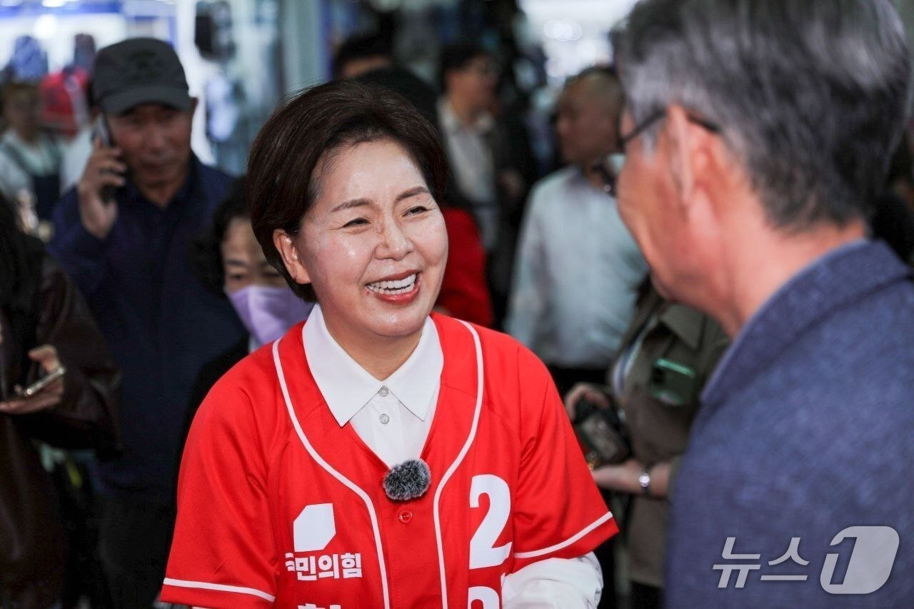 본문 이미지 - 양향자 국민의힘 후보가 수원 남문시장 일대에서 선대위 출정식 후 시민들과 만나고 있다.(양 후보 캠프 제공. 재판매 및 DB금지)