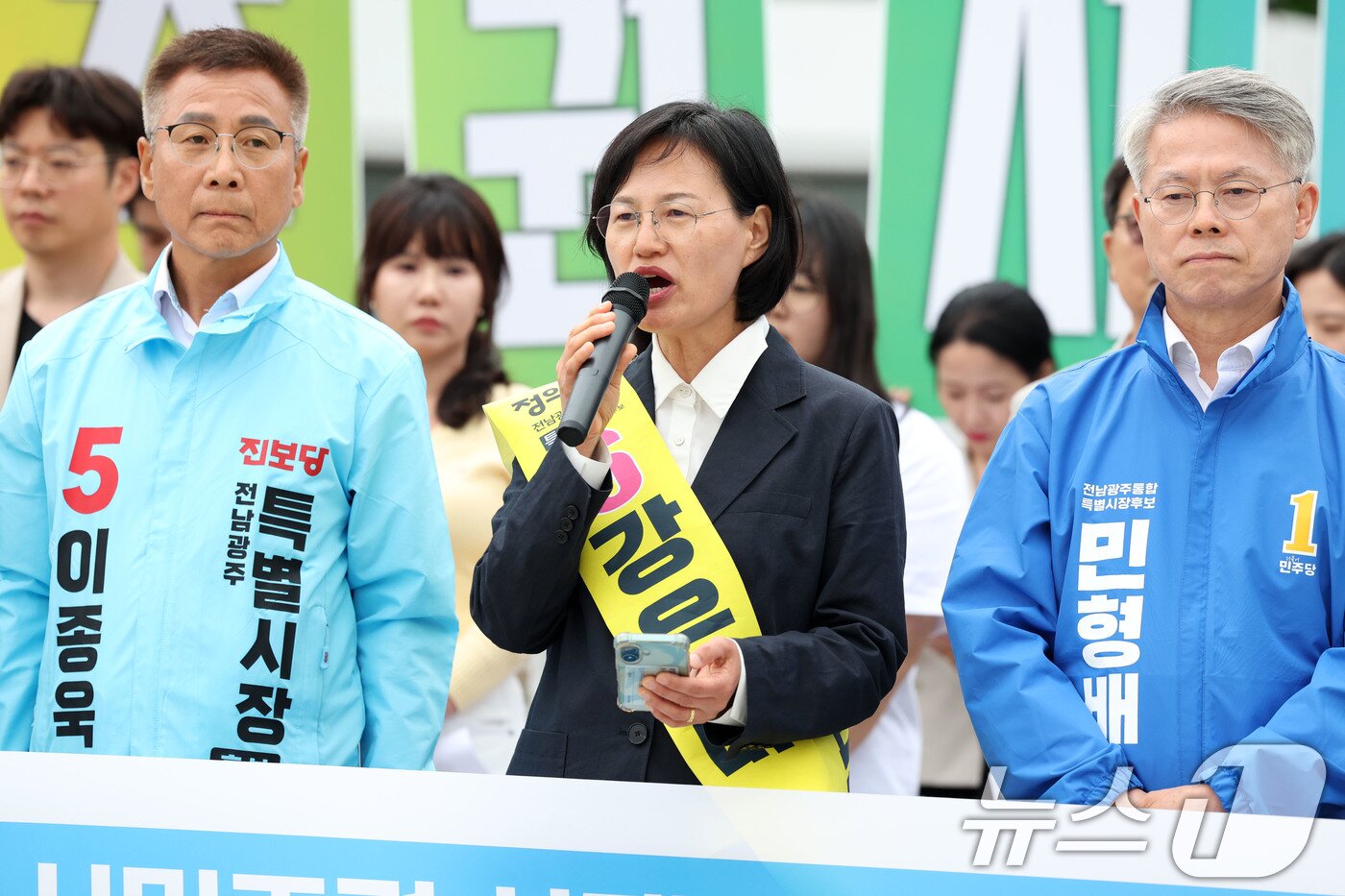 본문 이미지 - 강은미 정의당 전남광주통합특별시장 후보가 21일 광주 동구 5·18민주광장에서 열린 전남광주시민주권도시 공동선언 기자회견에서 발언하고 있다. ⓒ 뉴스1 이승현 기자