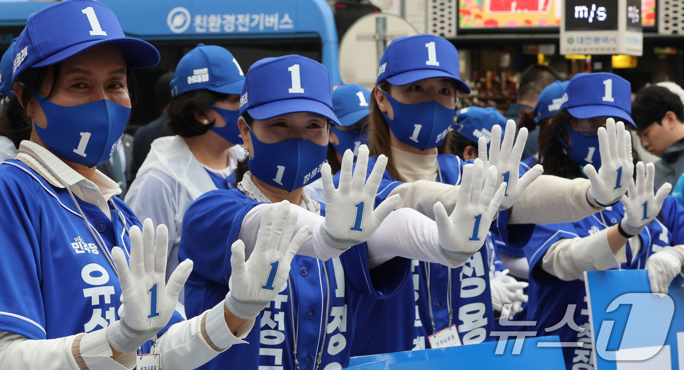(대전=뉴스1) 김기태 기자 = 6.3 지방선거 공식 선거운동 첫 날인 21일 대전 중구 으능정이 문화거리에서 열린 지방선거 출정식에서 열린 더불어민주당 지방선거 출정식에서 선거운 …