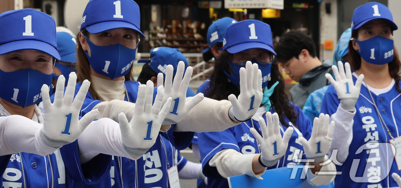 (대전=뉴스1) 김기태 기자 = 6.3 지방선거 공식 선거운동 첫 날인 21일 대전 중구 으능정이 문화거리에서 열린 지방선거 출정식에서 열린 더불어민주당 지방선거 출정식에서 선거운 …
