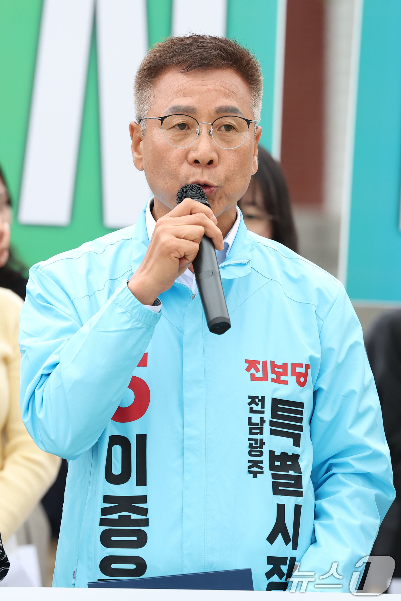 (광주=뉴스1) 이승현 기자 = 이종욱 진보당 전남광주통합특별시장 후보가 21일 광주 동구 5·18민주광장에서 열린 전남광주시민주권도시 공동선언 기자회견에서 발언하고 있다. 202 …