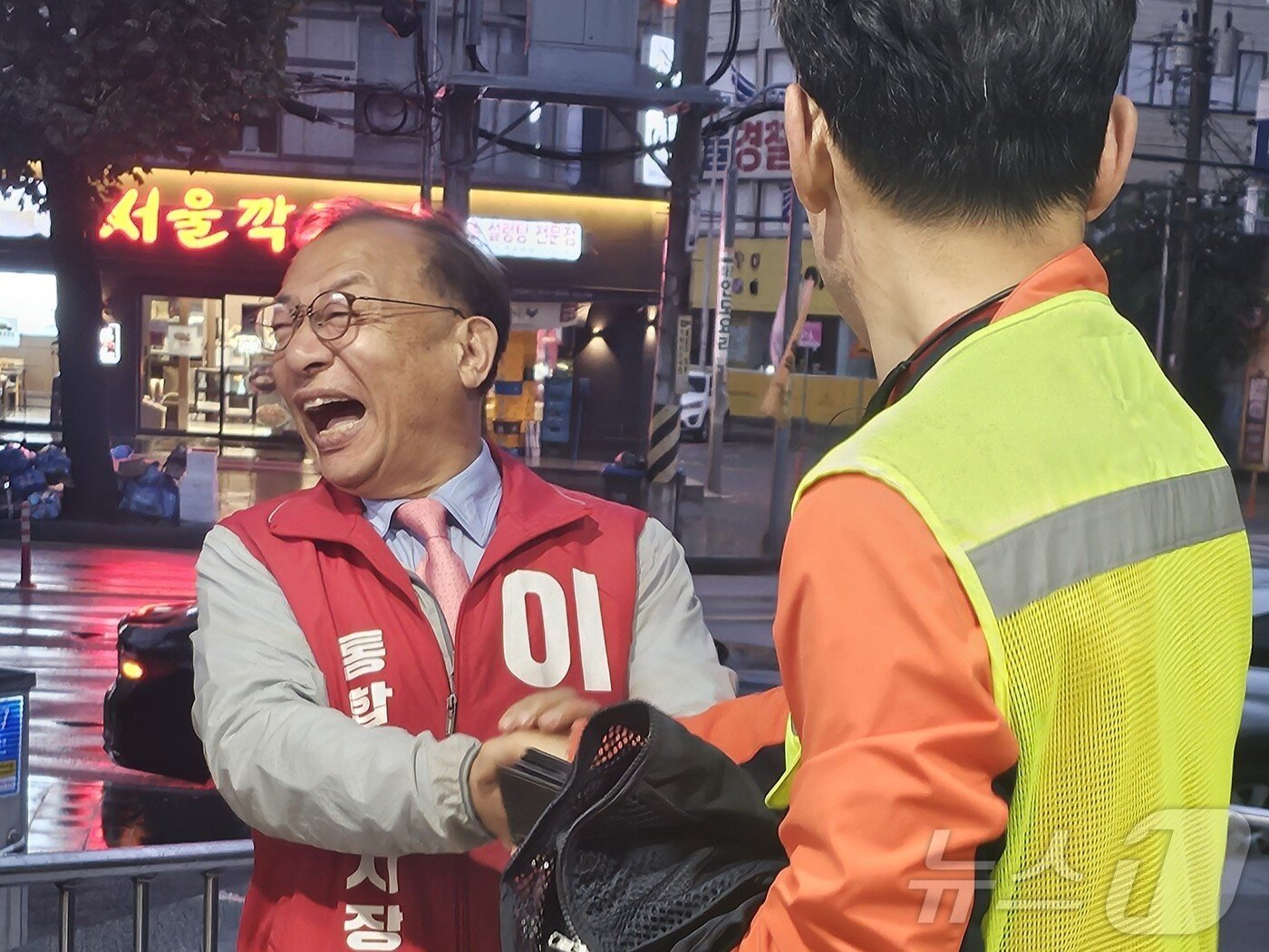 본문 이미지 - 이정현 국민의힘 전남광주특별시장 후보가 첫 공식 선거운동일인 21일 광주 북구청 앞에서 환경미화원을 만나 활짝 웃고 있다.(국민의힘 제공. 재배포 및 DB 금지) 2026.5.21 ⓒ 뉴스1