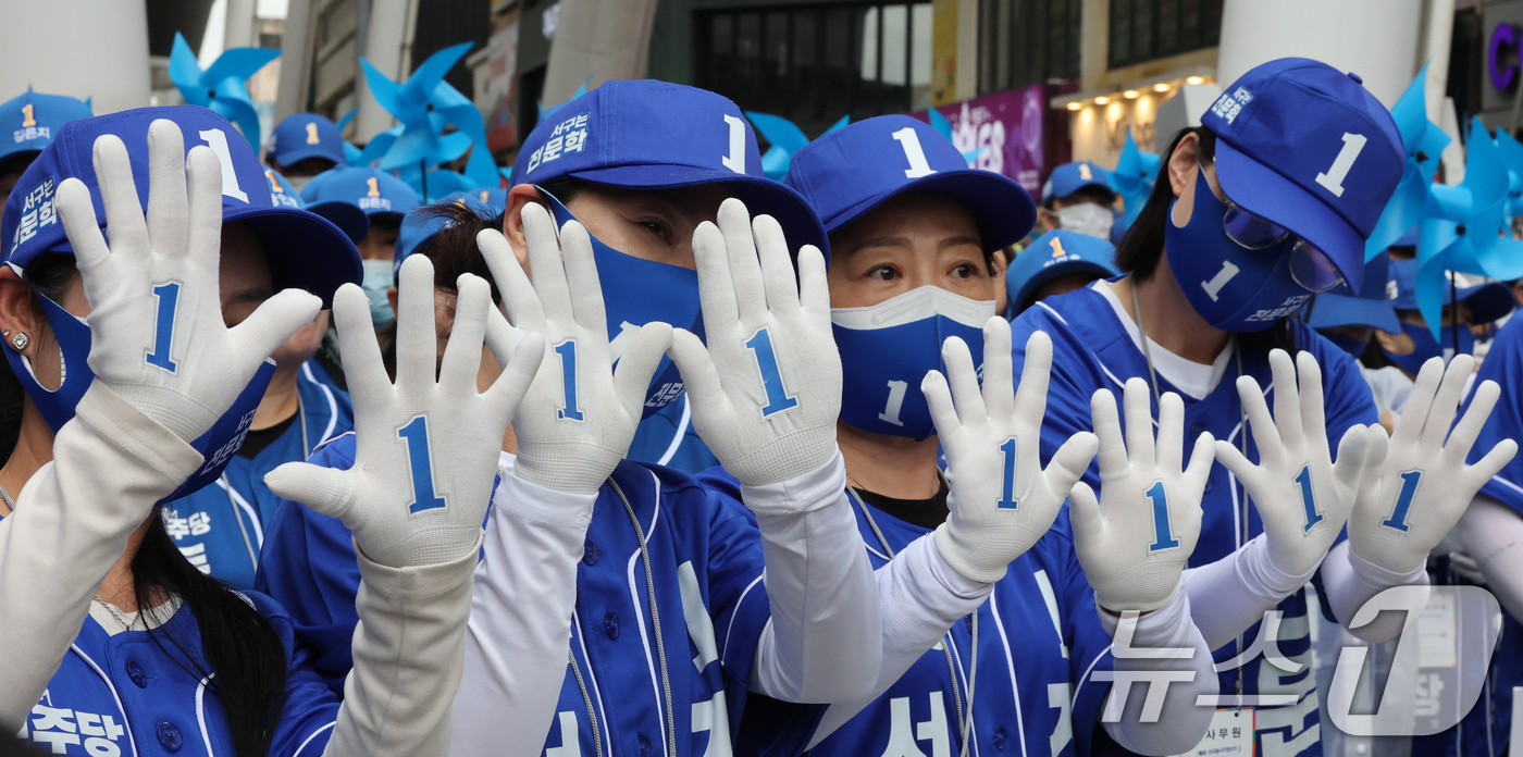 (대전=뉴스1) 김기태 기자 = 6.3 지방선거 공식 선거운동 첫 날인 21일 대전 중구 으능정이 문화거리에서 열린 지방선거 출정식에서 열린 더불어민주당 지방선거 출정식에서 선거운 …