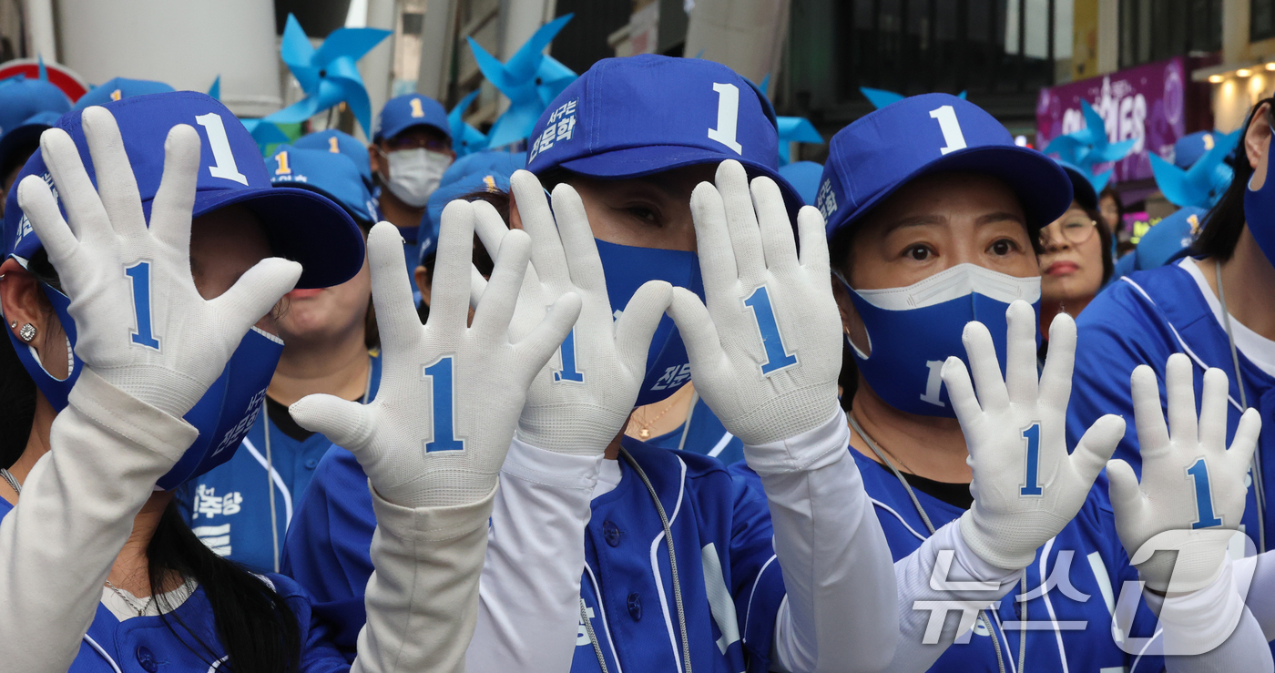 (대전=뉴스1) 김기태 기자 = 6.3 지방선거 공식 선거운동 첫 날인 21일 대전 중구 으능정이 문화거리에서 열린 지방선거 출정식에서 열린 더불어민주당 지방선거 출정식에서 선거운 …