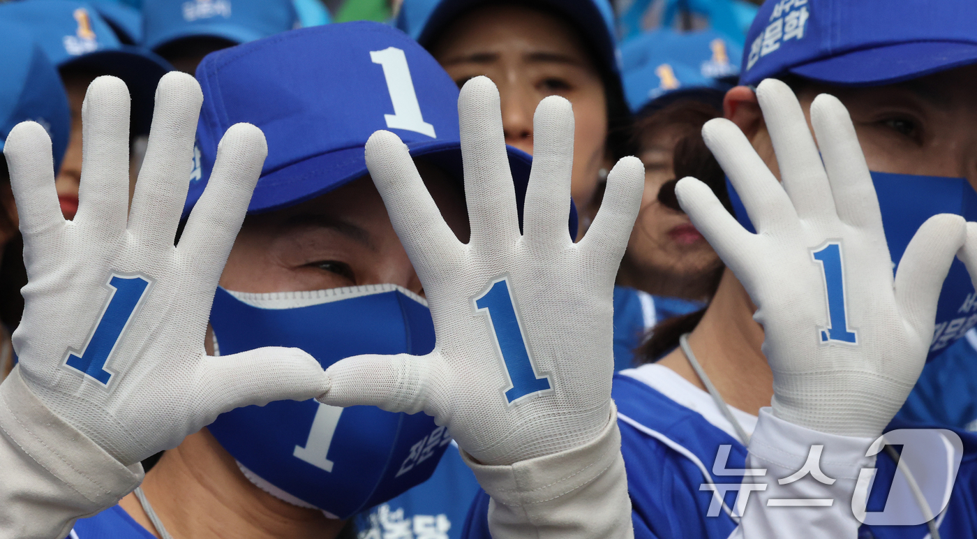 (대전=뉴스1) 김기태 기자 = 6.3 지방선거 공식 선거운동 첫 날인 21일 대전 중구 으능정이 문화거리에서 열린 지방선거 출정식에서 열린 더불어민주당 지방선거 출정식에서 선거운 …