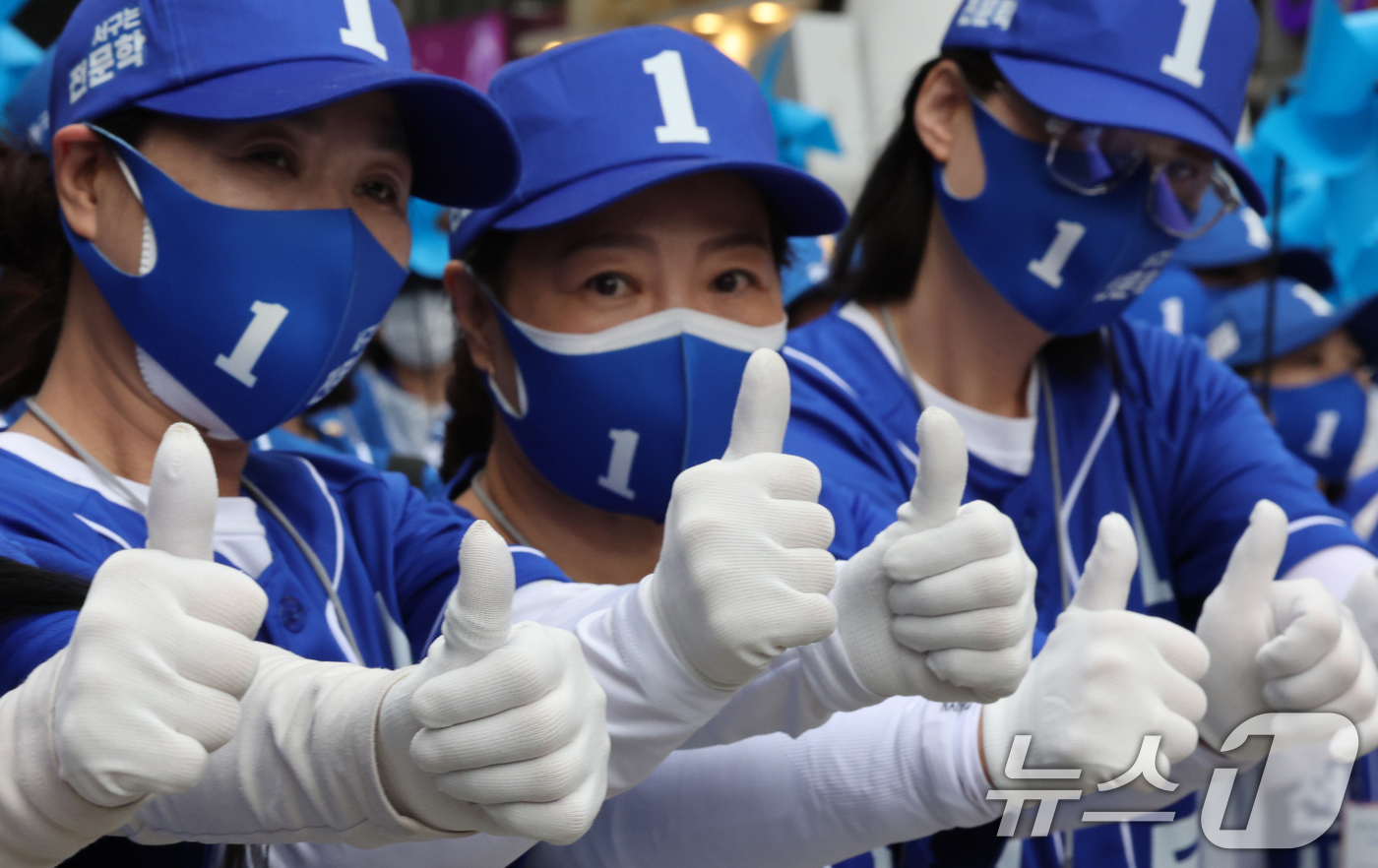 (대전=뉴스1) 김기태 기자 = 6.3 지방선거 공식 선거운동 첫 날인 21일 대전 중구 으능정이 문화거리에서 열린 지방선거 출정식에서 열린 더불어민주당 지방선거 출정식에서 선거운 …
