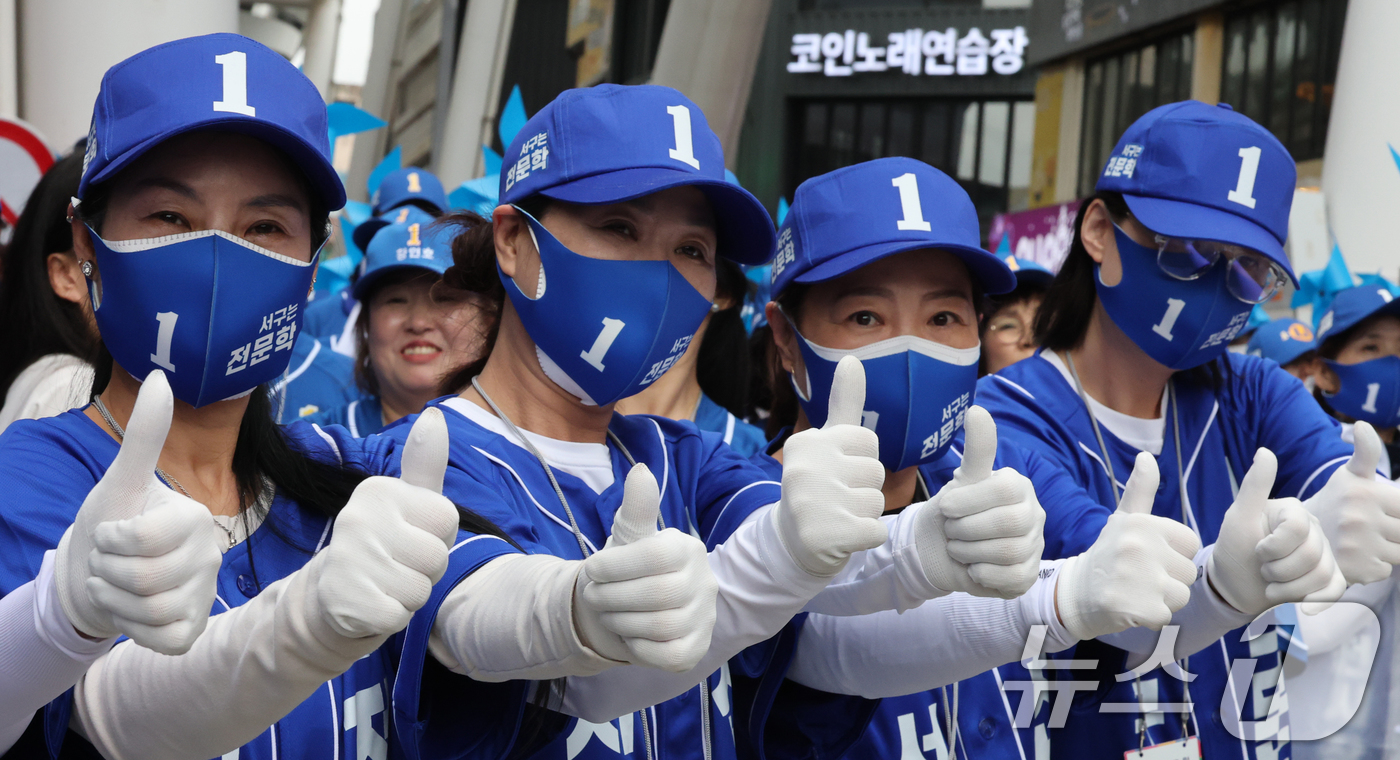 (대전=뉴스1) 김기태 기자 = 6.3 지방선거 공식 선거운동 첫 날인 21일 대전 중구 으능정이 문화거리에서 열린 지방선거 출정식에서 열린 더불어민주당 지방선거 출정식에서 선거운 …