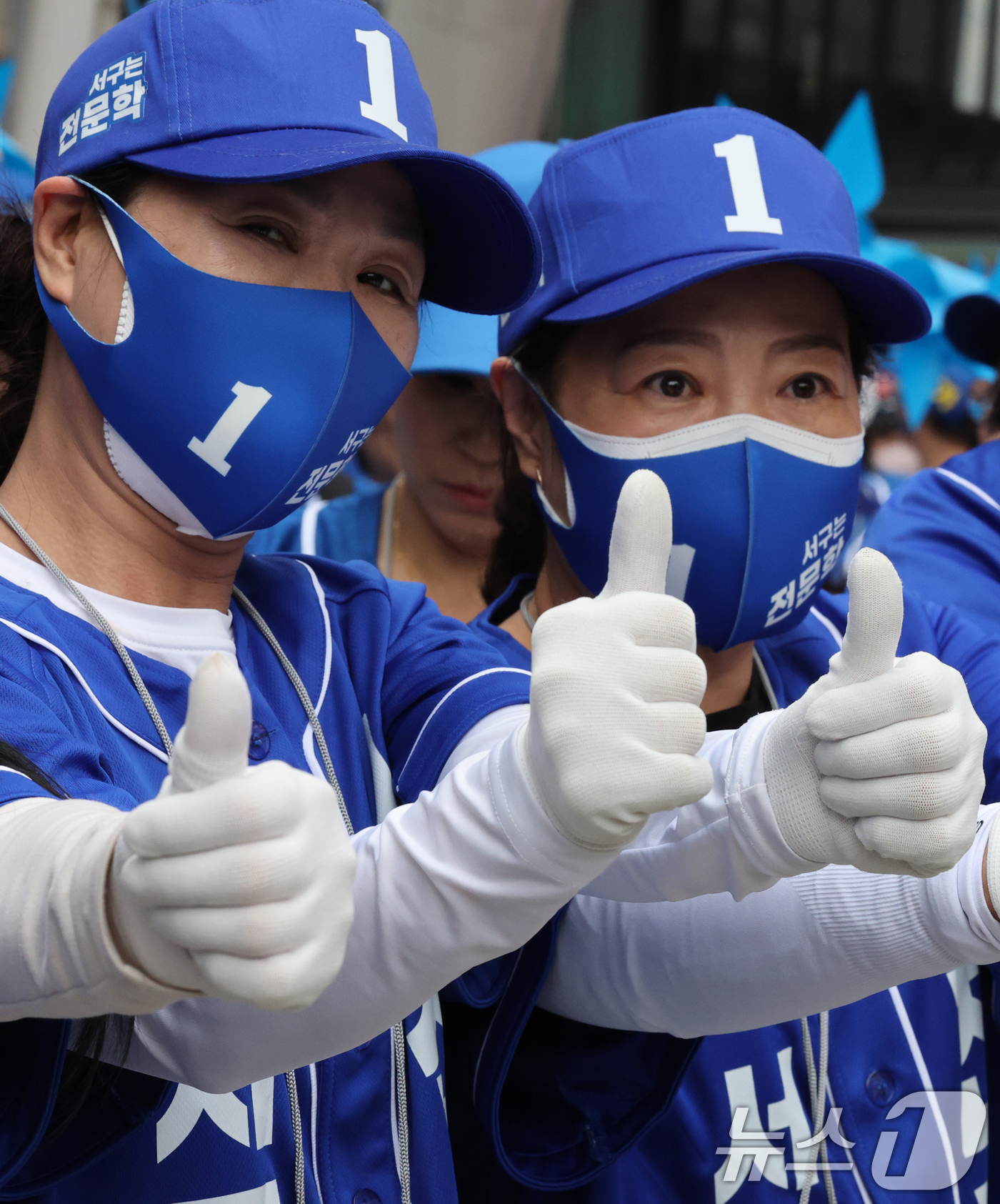 (대전=뉴스1) 김기태 기자 = 6.3 지방선거 공식 선거운동 첫 날인 21일 대전 중구 으능정이 문화거리에서 열린 지방선거 출정식에서 열린 더불어민주당 지방선거 출정식에서 선거운 …