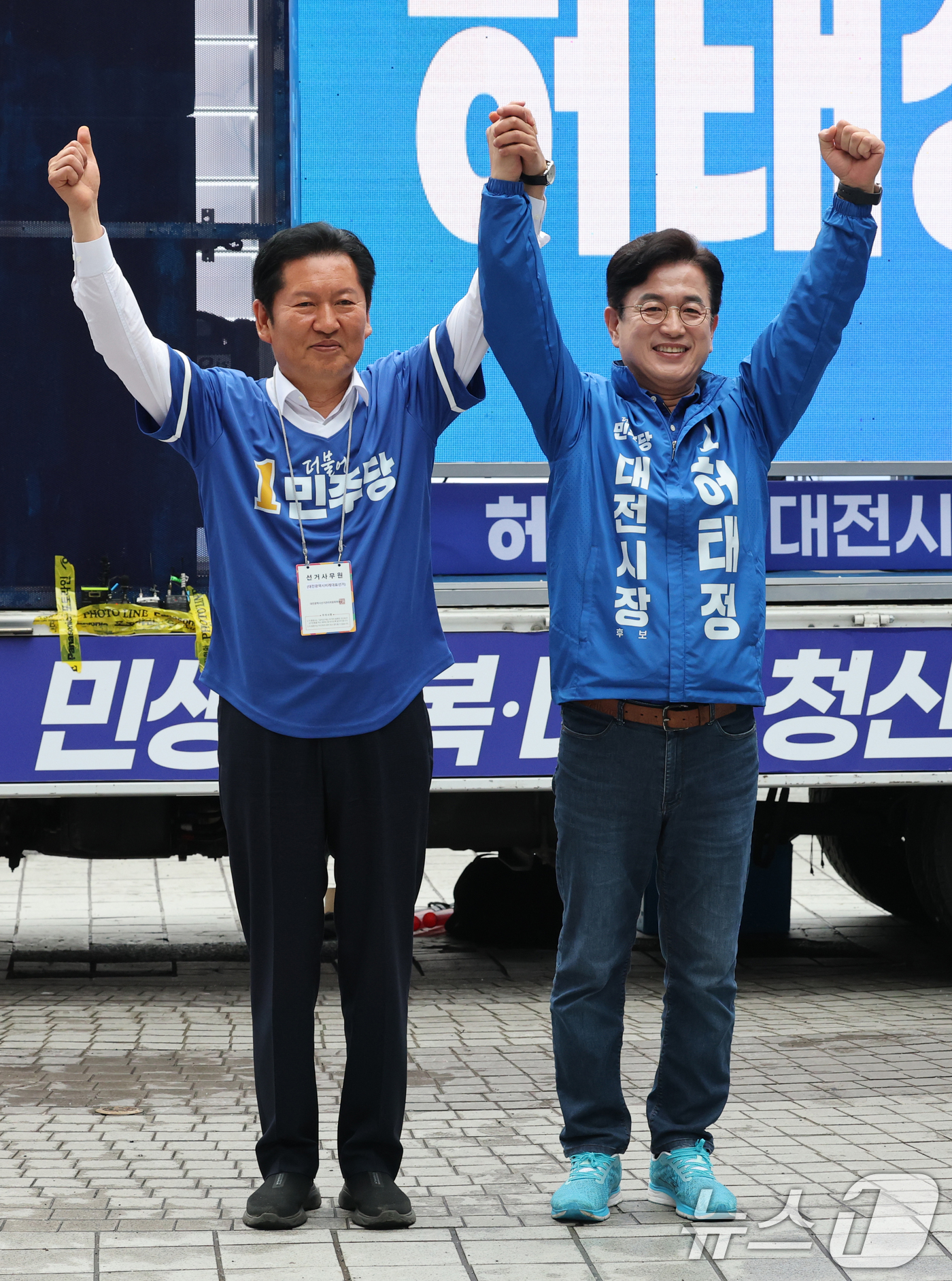(대전=뉴스1) 김기태 기자 = 정청래 더불어민주당 대표가 6.3 지방선거 공식 선거운동 첫 날인 21일 대전 중구 으능정이 문화거리에서 열린 지방선거 출정식에서 허태정 대전시장 …