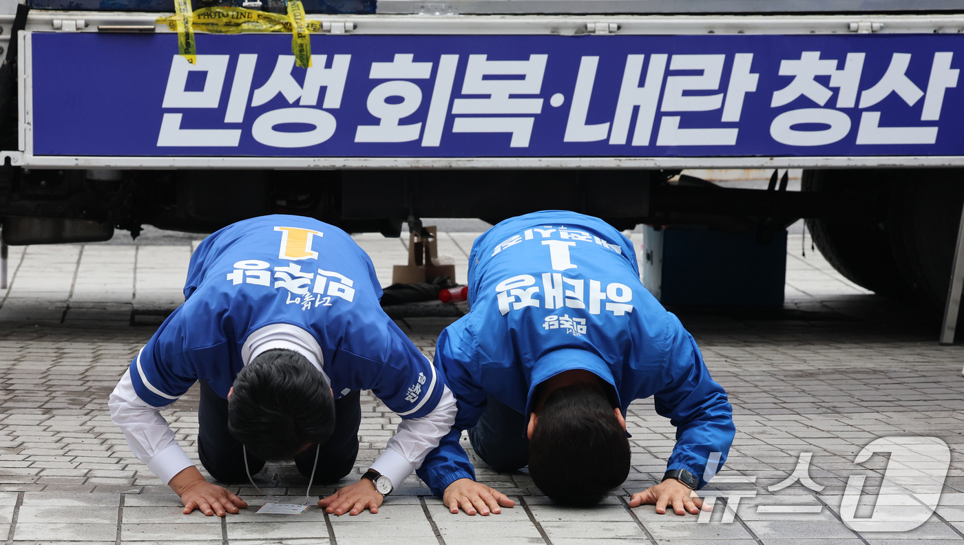 (대전=뉴스1) 김기태 기자 = 정청래 더불어민주당 대표가 6.3 지방선거 공식 선거운동 첫 날인 21일 대전 중구 으능정이 문화거리에서 열린 지방선거 출정식에서 허태정 대전시장 …