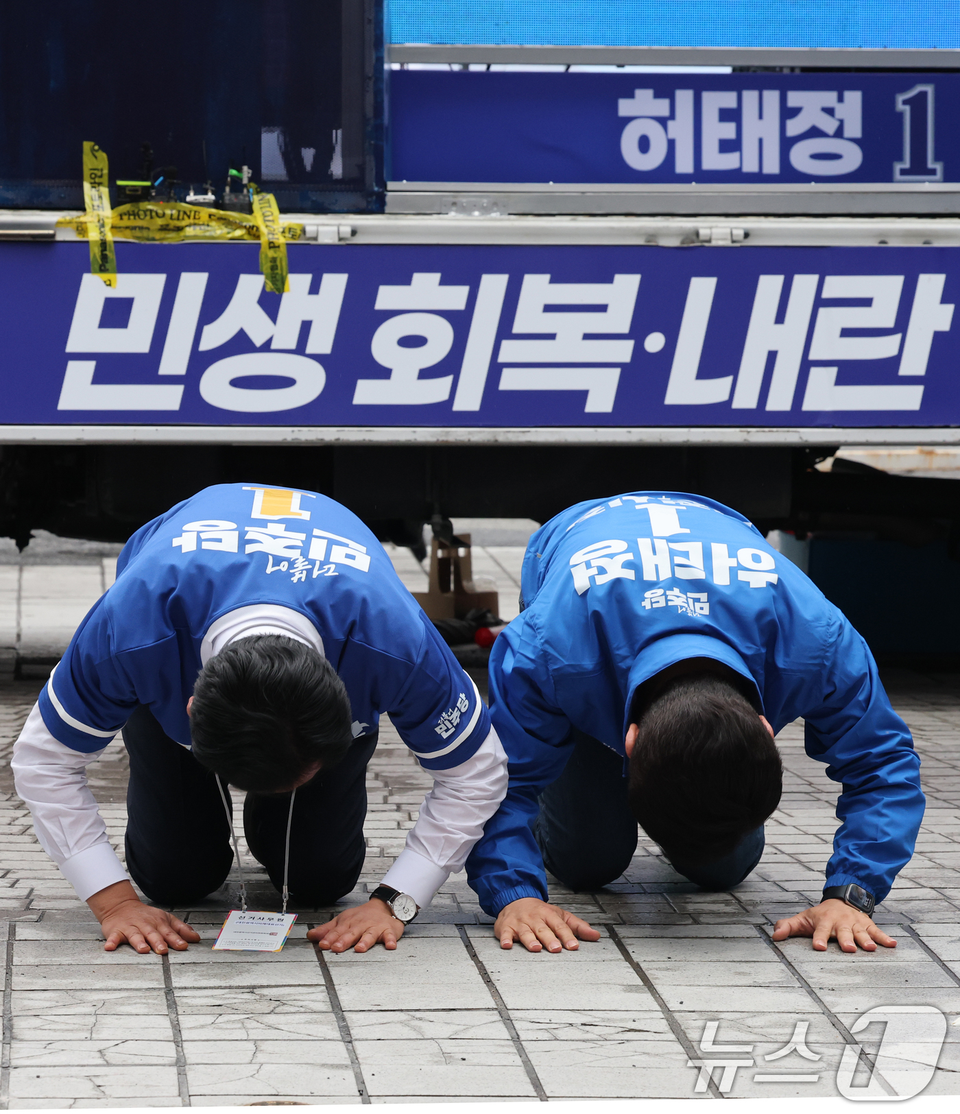 (대전=뉴스1) 김기태 기자 = 정청래 더불어민주당 대표가 6.3 지방선거 공식 선거운동 첫 날인 21일 대전 중구 으능정이 문화거리에서 열린 지방선거 출정식에서 허태정 대전시장 …