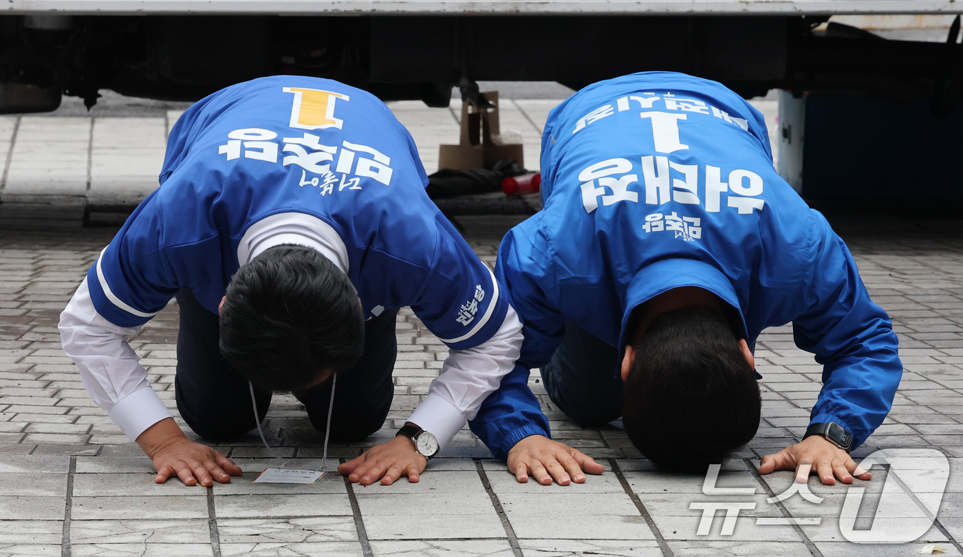 (대전=뉴스1) 김기태 기자 = 정청래 더불어민주당 대표가 6.3 지방선거 공식 선거운동 첫 날인 21일 대전 중구 으능정이 문화거리에서 열린 지방선거 출정식에서 허태정 대전시장 …