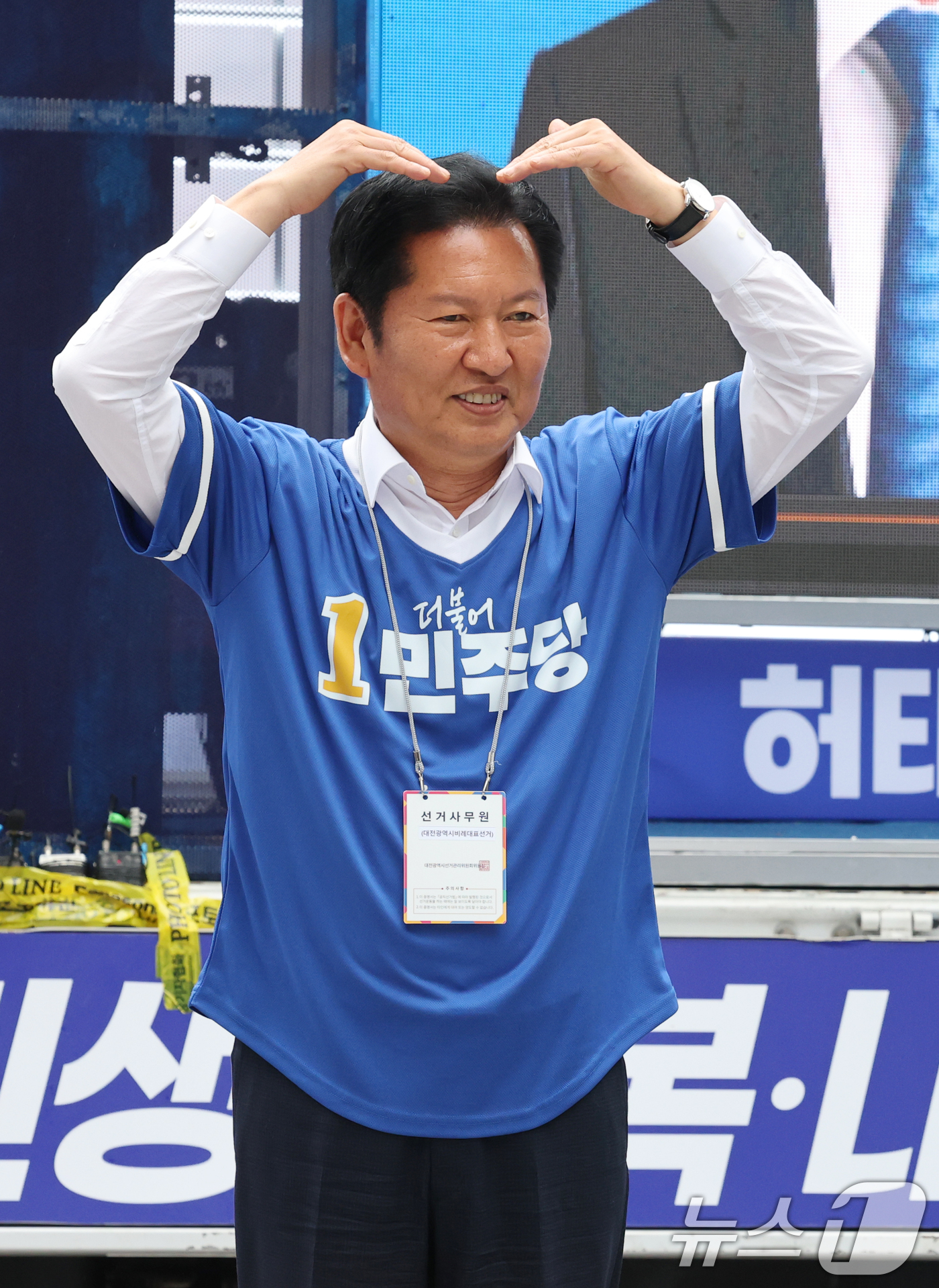 (대전=뉴스1) 김기태 기자 = 정청래 더불어민주당 대표가 6.3 지방선거 공식 선거운동 첫 날인 21일 대전 중구 으능정이 문화거리에서 열린 지방선거 출정식에서 허태정 대전시장 …