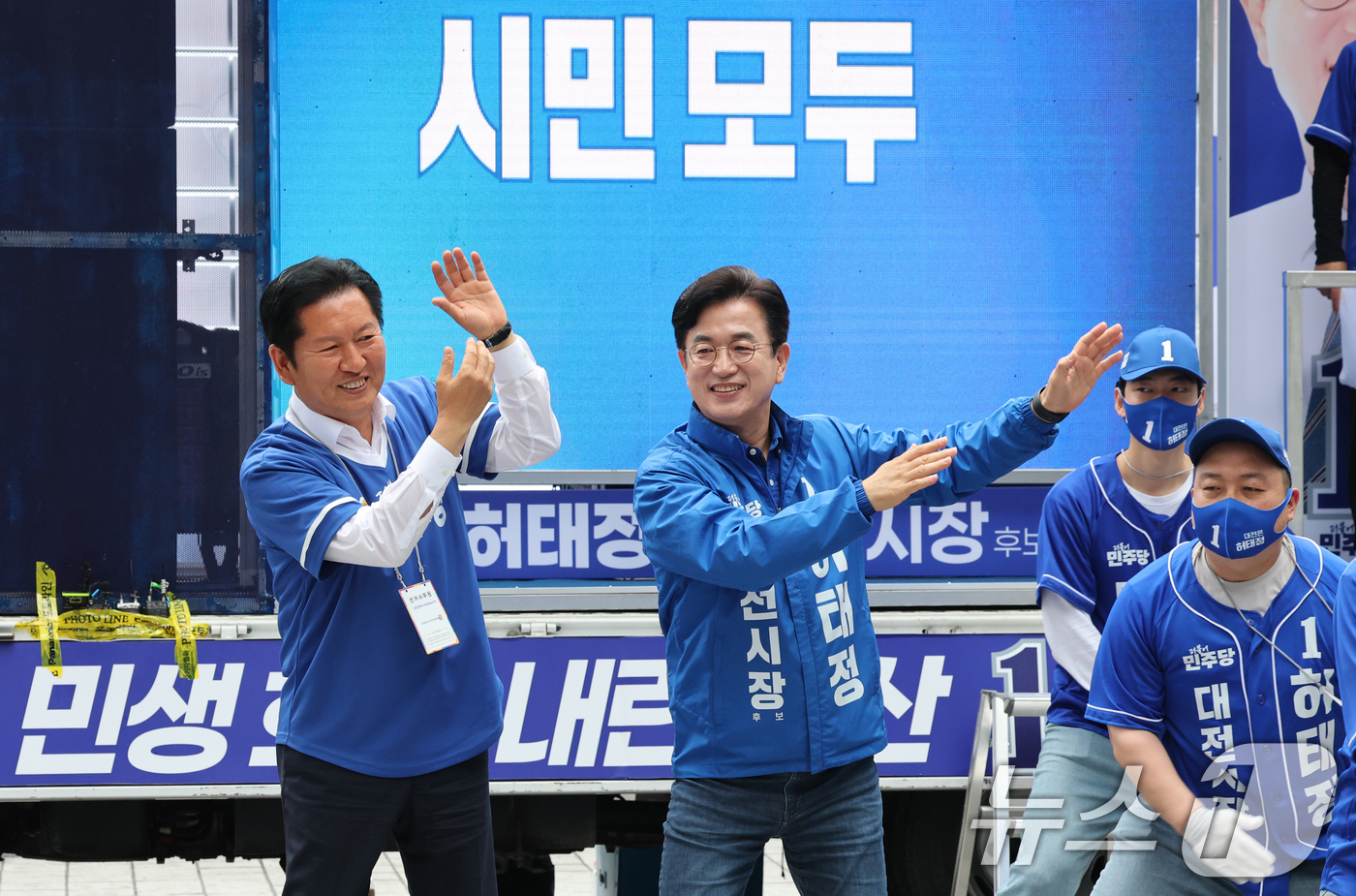 (대전=뉴스1) 김기태 기자 = 정청래 더불어민주당 대표가 6.3 지방선거 공식 선거운동 첫 날인 21일 대전 중구 으능정이 문화거리에서 열린 지방선거 출정식에서 허태정 대전시장 …