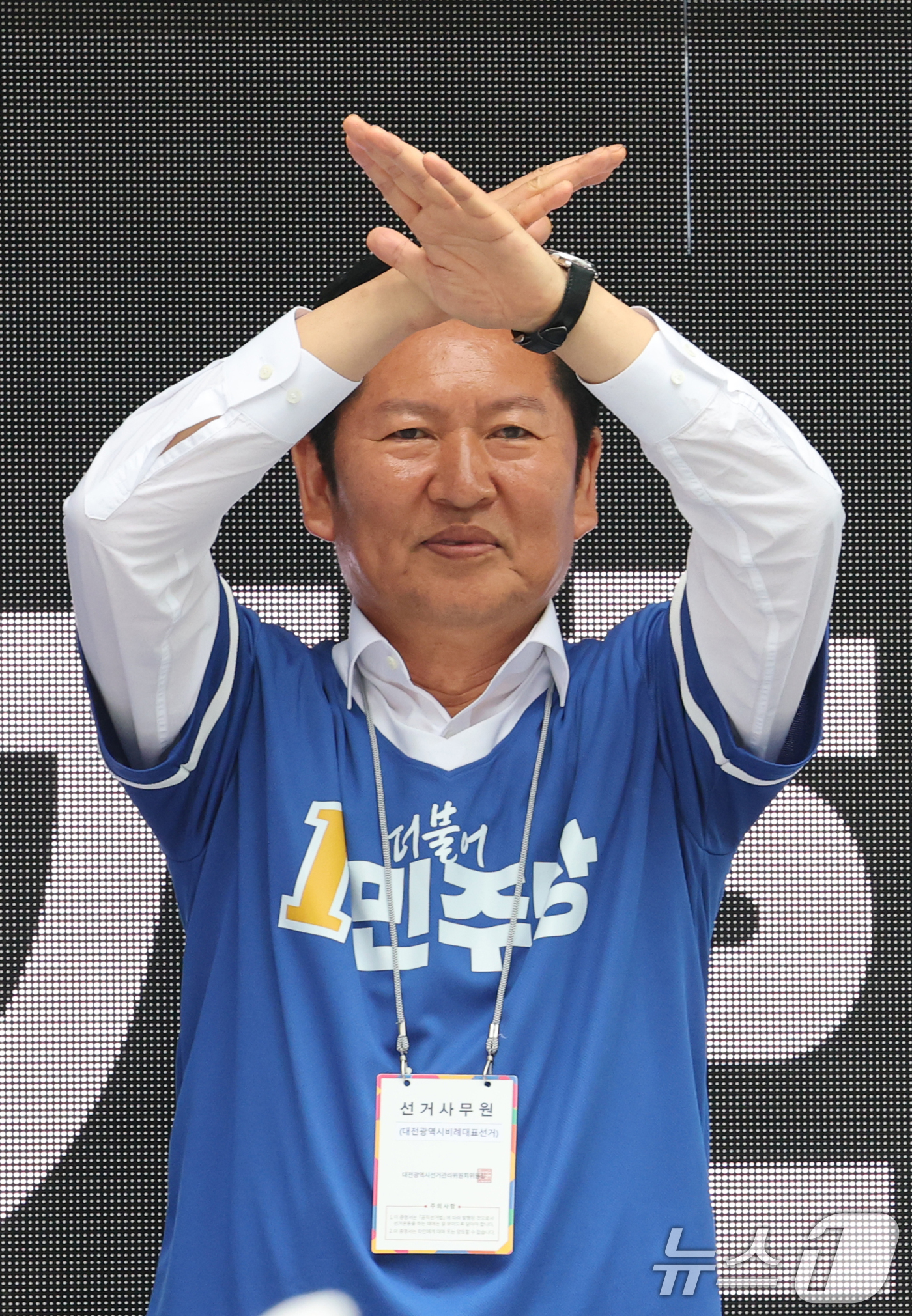 (대전=뉴스1) 김기태 기자 = 정청래 더불어민주당 대표가 6.3 지방선거 공식 선거운동 첫 날인 21일 대전 중구 으능정이 문화거리에서 열린 지방선거 출정식에서 허태정 대전시장 …