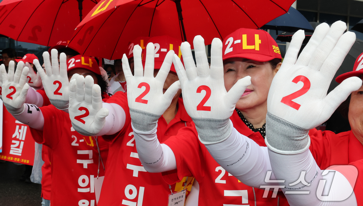 (대전=뉴스1) 김기태 기자 = 6.3 지방선거 공식 선거운동 첫 날인 21일 대전역 서광장에서 열린 국민의힘 승리 출정식에서 선거운동원들이 선거유세를 하고 있다. 2026.5.2 …