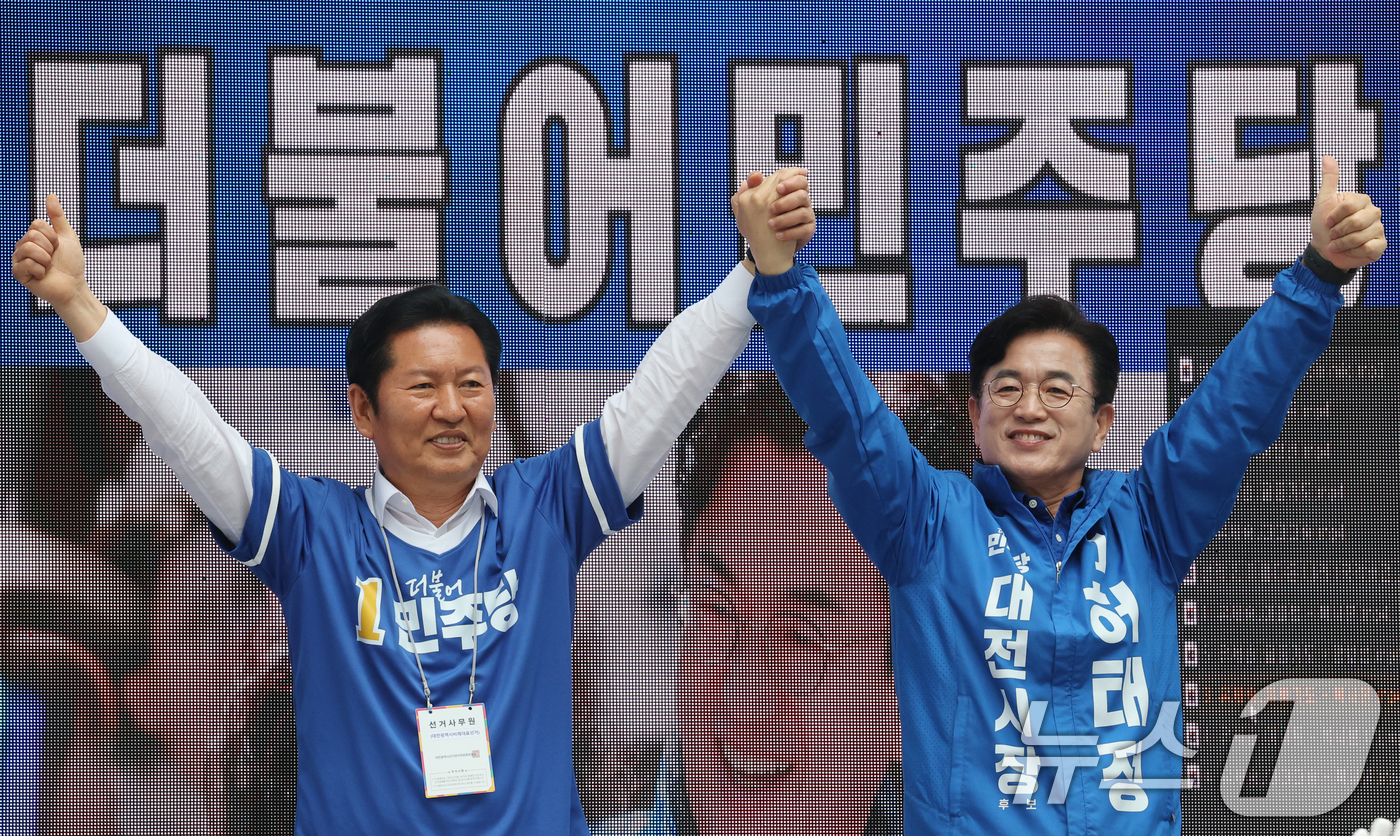 (대전=뉴스1) 김기태 기자 = 정청래 더불어민주당 대표가 6.3 지방선거 공식 선거운동 첫 날인 21일 대전 중구 으능정이 문화거리에서 열린 지방선거 출정식에서 허태정 대전시장 …