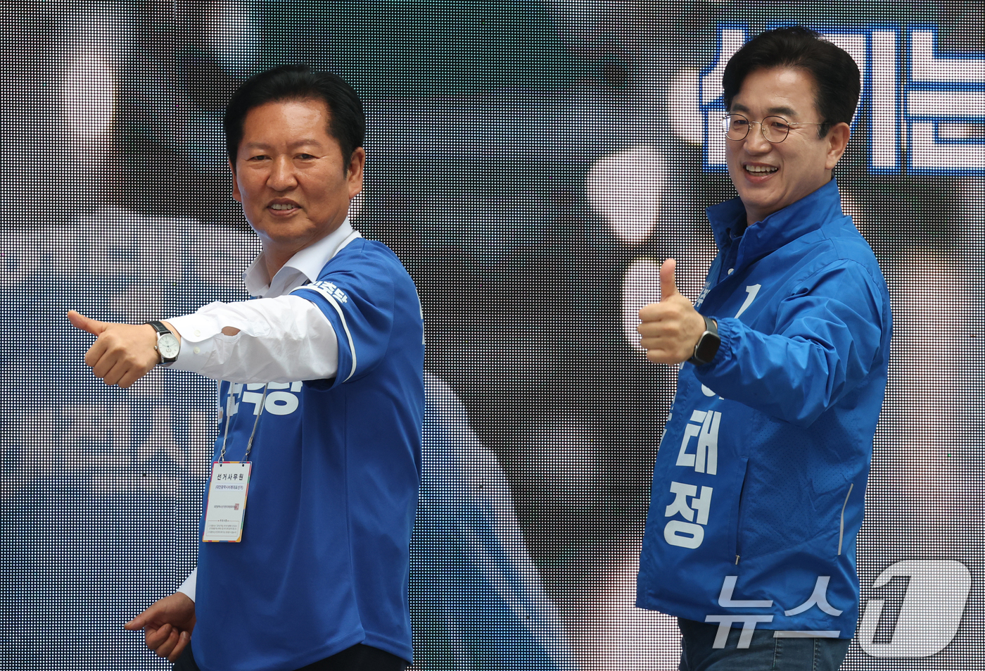 (대전=뉴스1) 김기태 기자 = 정청래 더불어민주당 대표가 6.3 지방선거 공식 선거운동 첫 날인 21일 대전 중구 으능정이 문화거리에서 열린 지방선거 출정식에서 허태정 대전시장 …